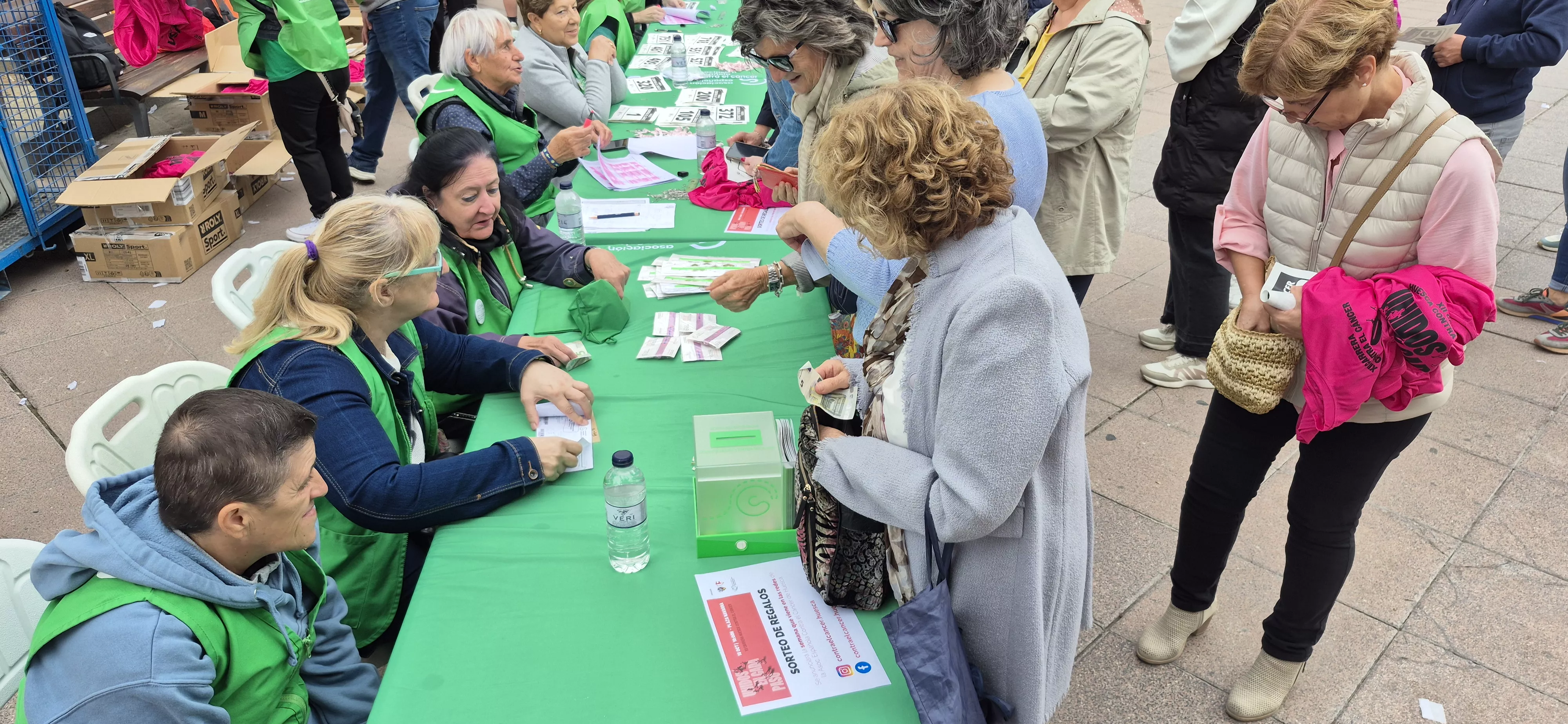 Retirada de camisetas para la carrera Huesca contra el cáncer 2026. Foto Myriam Martínez