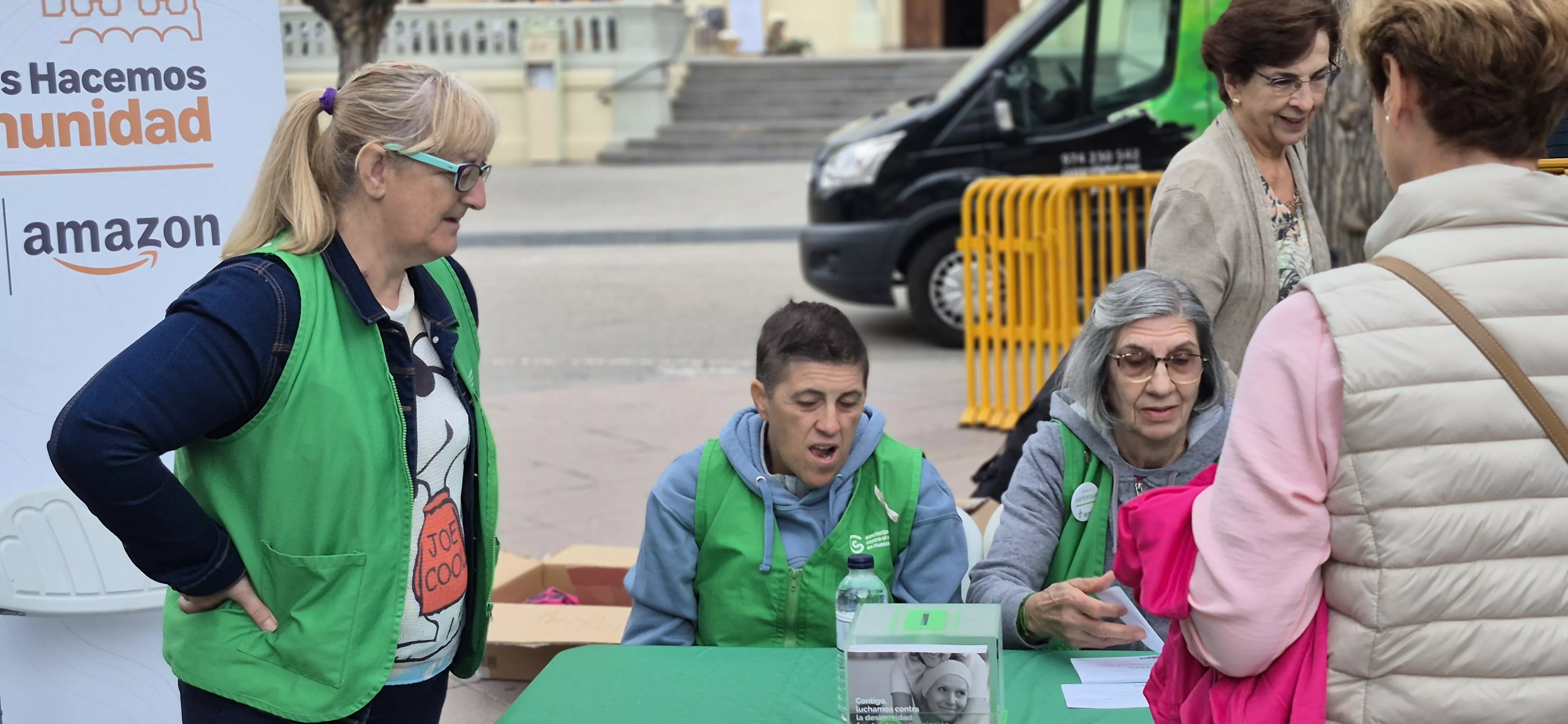 Retirada de camisetas para la carrera Huesca contra el cáncer 2026. Foto Myriam Martínez