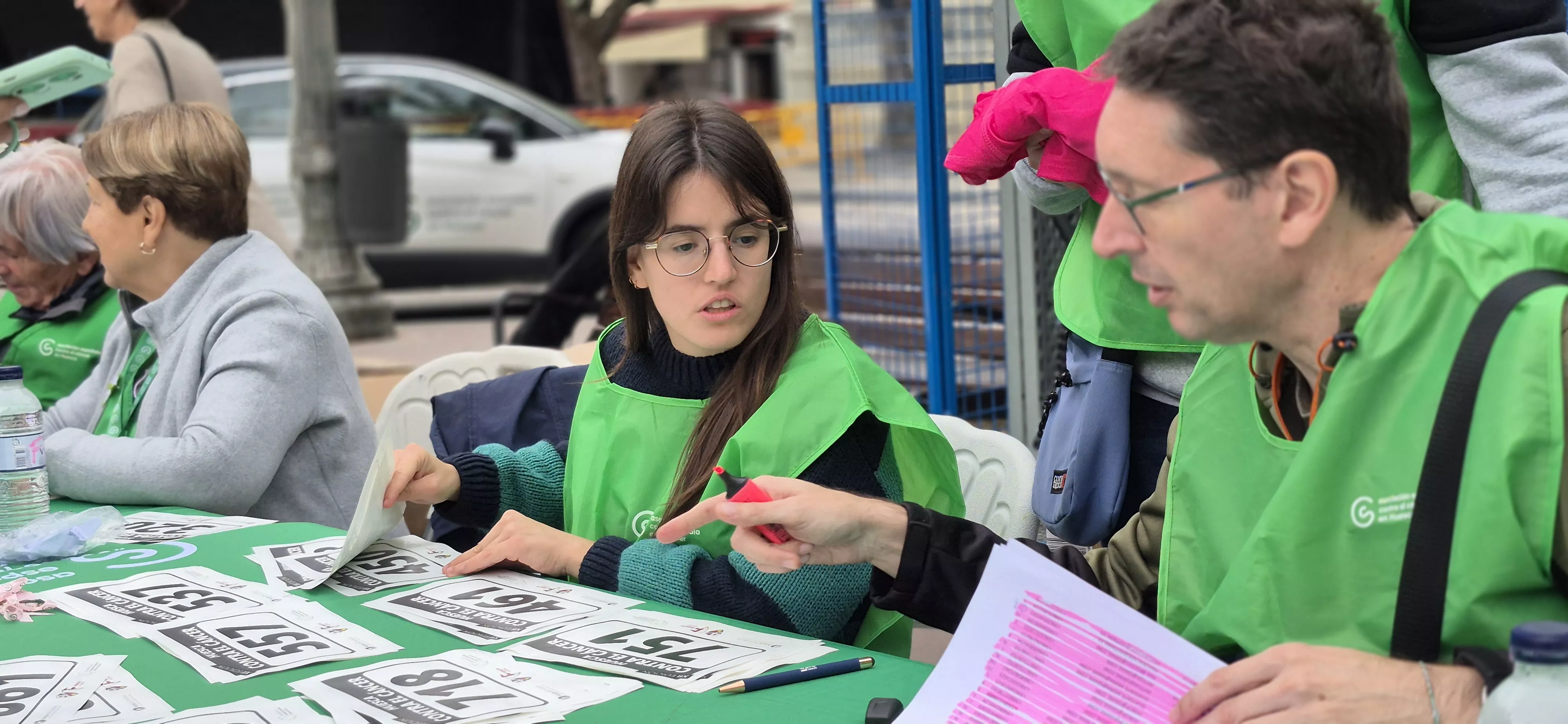 Retirada de camisetas para la carrera Huesca contra el cáncer 2026. Foto Myriam Martínez