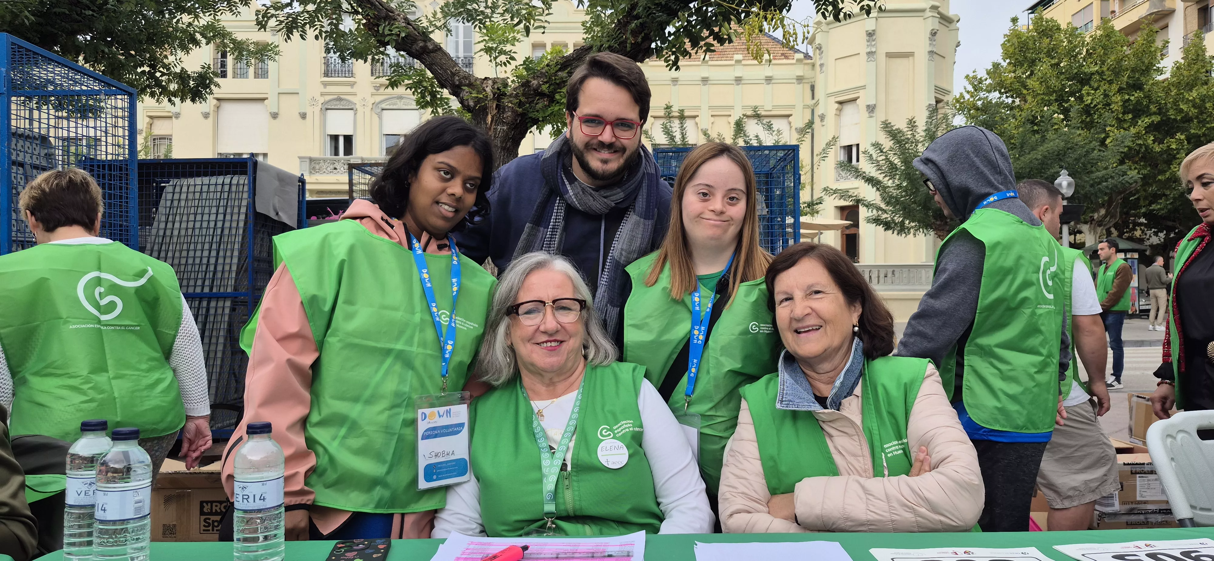 Retirada de camisetas para la carrera Huesca contra el cáncer 2026. Foto Myriam Martínez