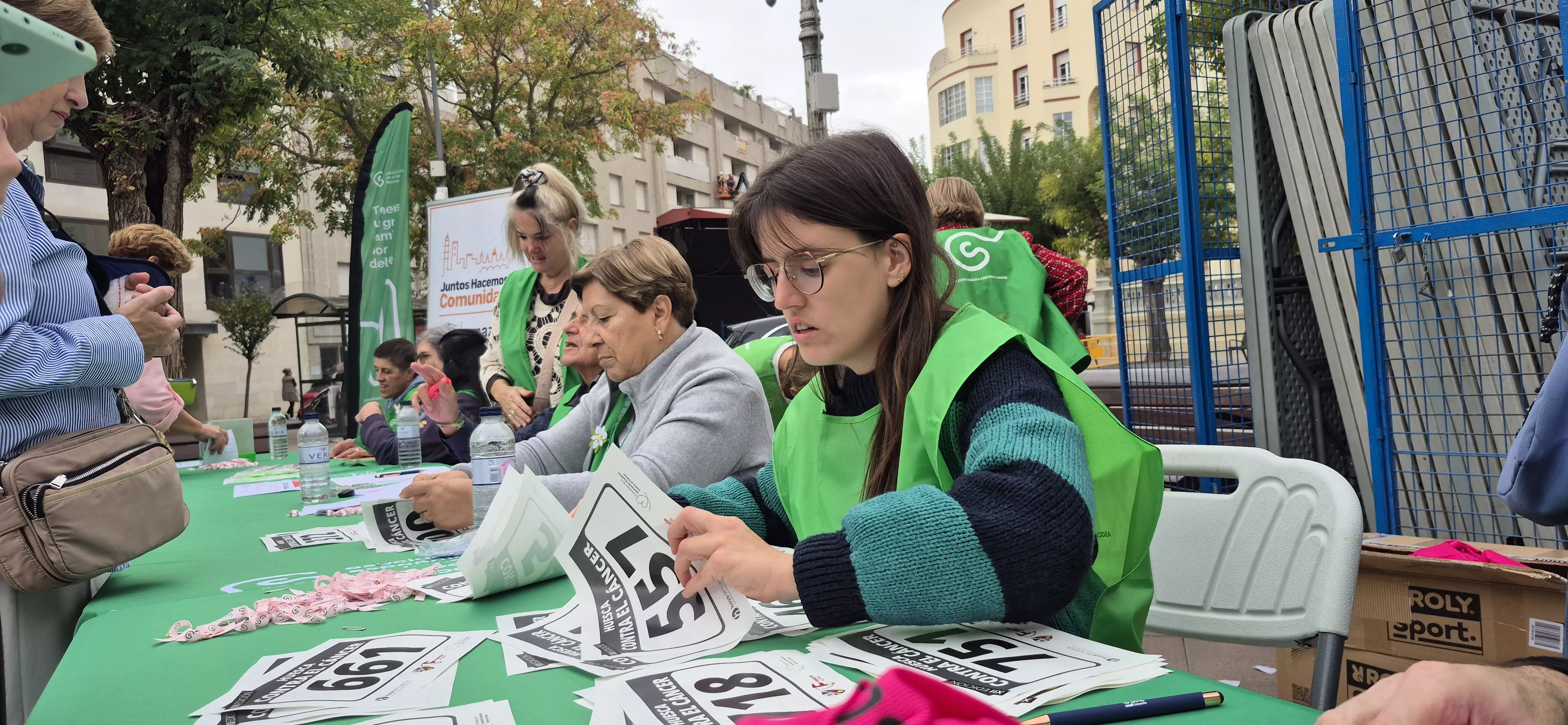 Retirada de camisetas para la carrera Huesca contra el cáncer 2026. Foto Myriam Martínez