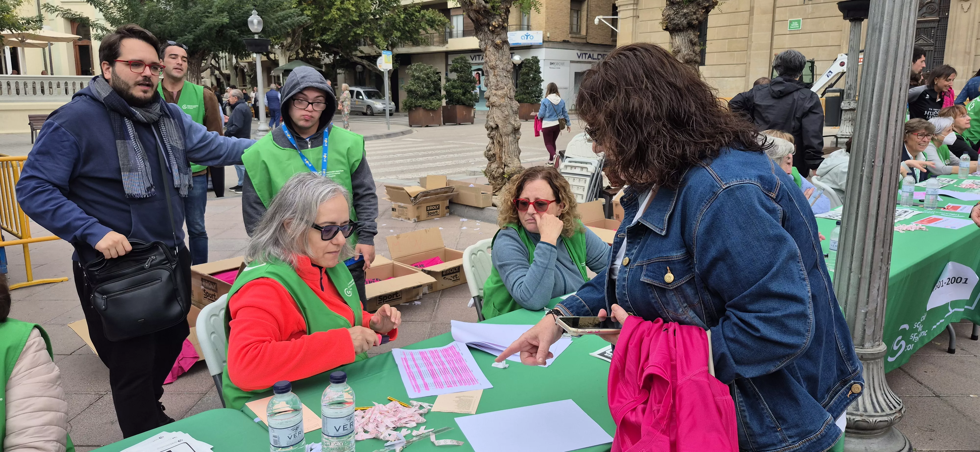 Retirada de camisetas para la carrera Huesca contra el cáncer 2026. Foto Myriam Martínez
