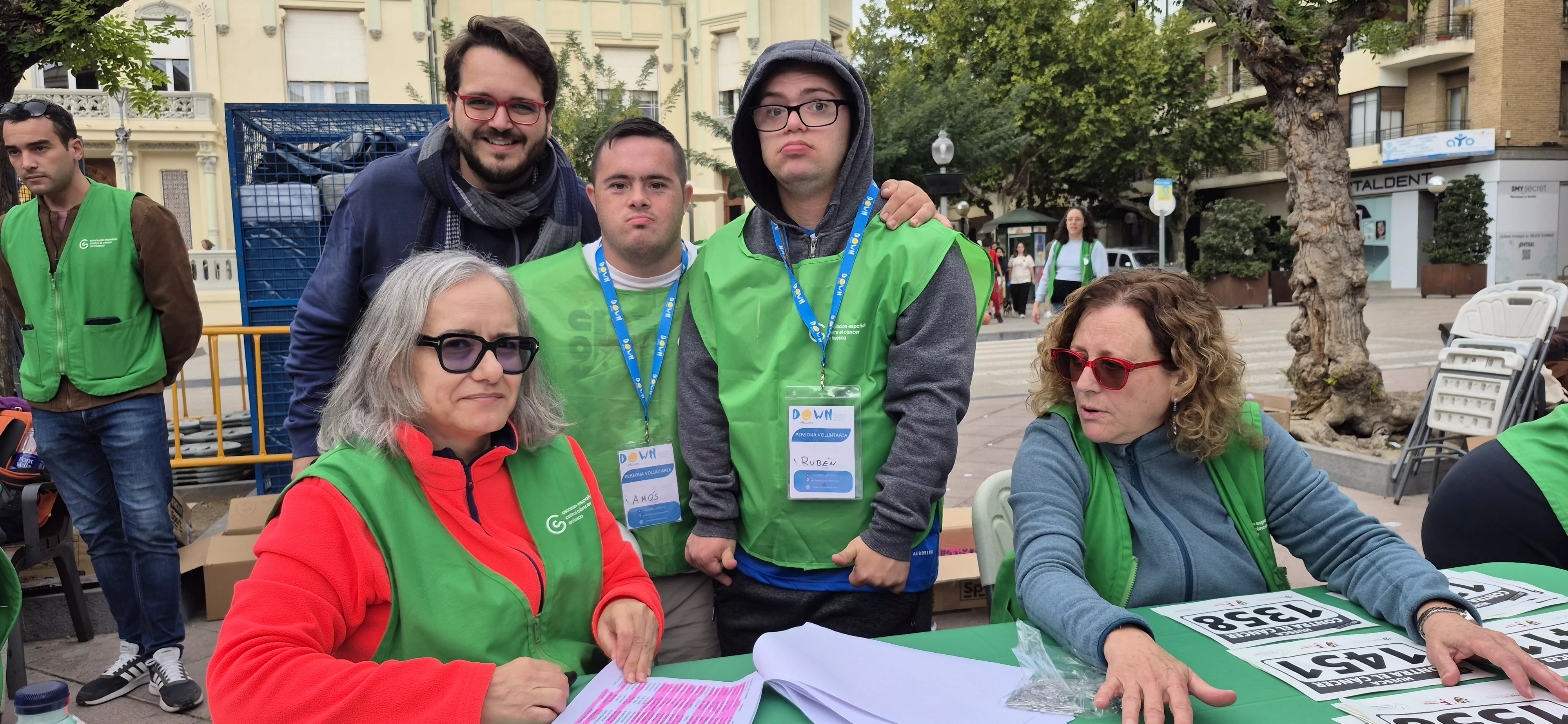 Retirada de camisetas para la carrera Huesca contra el cáncer 2026. Foto Myriam Martínez