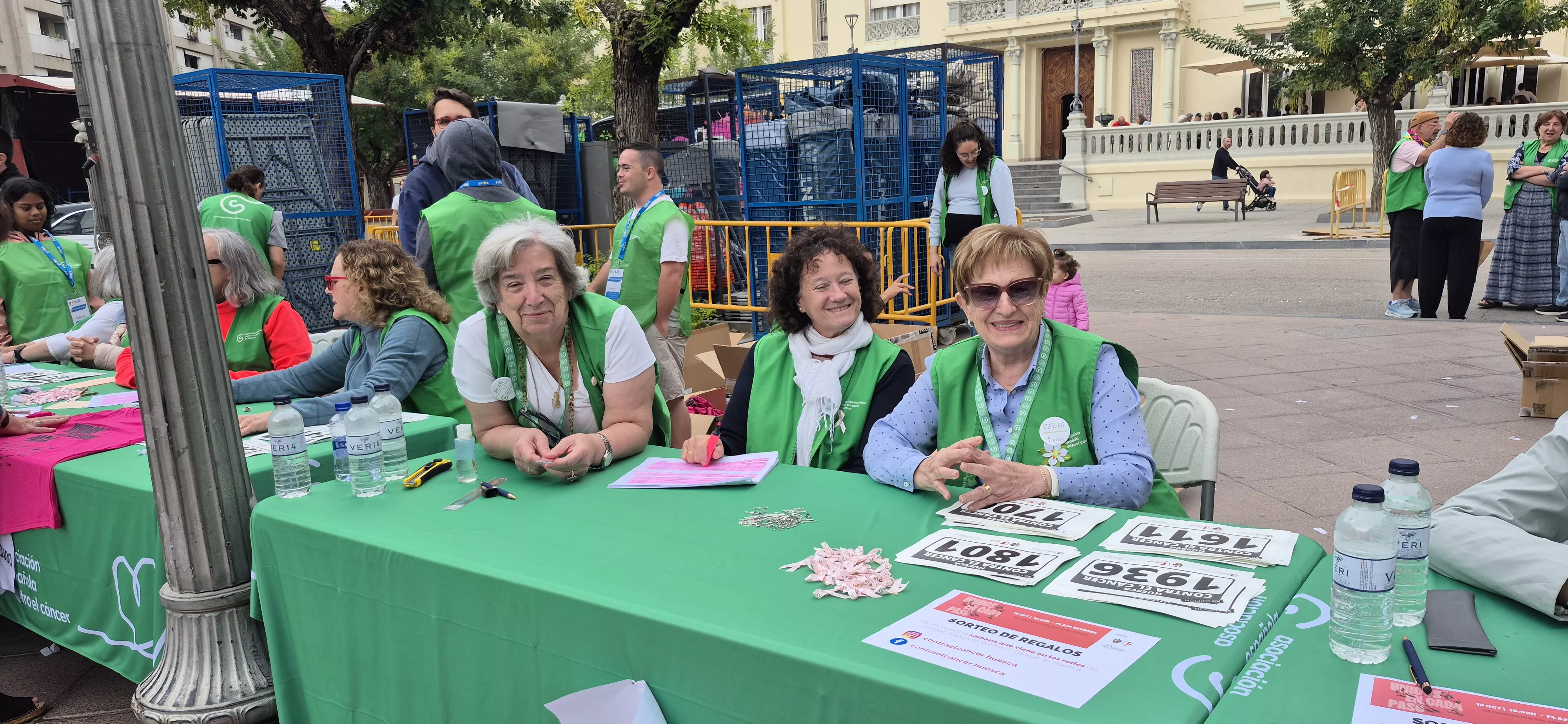 Retirada de camisetas para la carrera Huesca contra el cáncer 2026. Foto Myriam Martínez