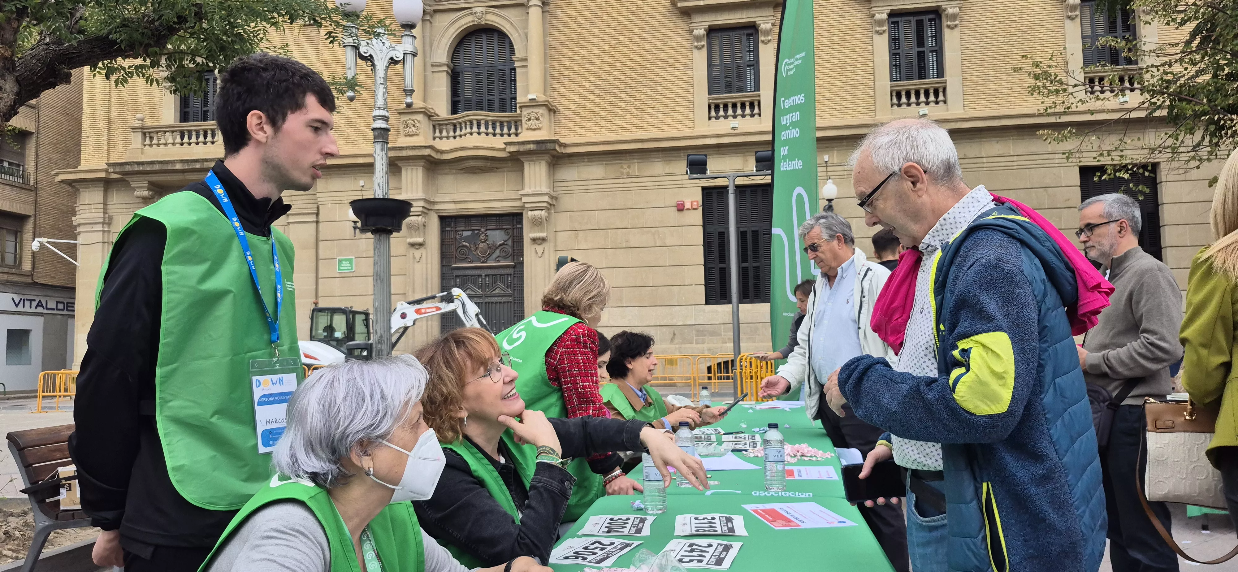 Retirada de camisetas para la carrera Huesca contra el cáncer 2026. Foto Myriam Martínez
