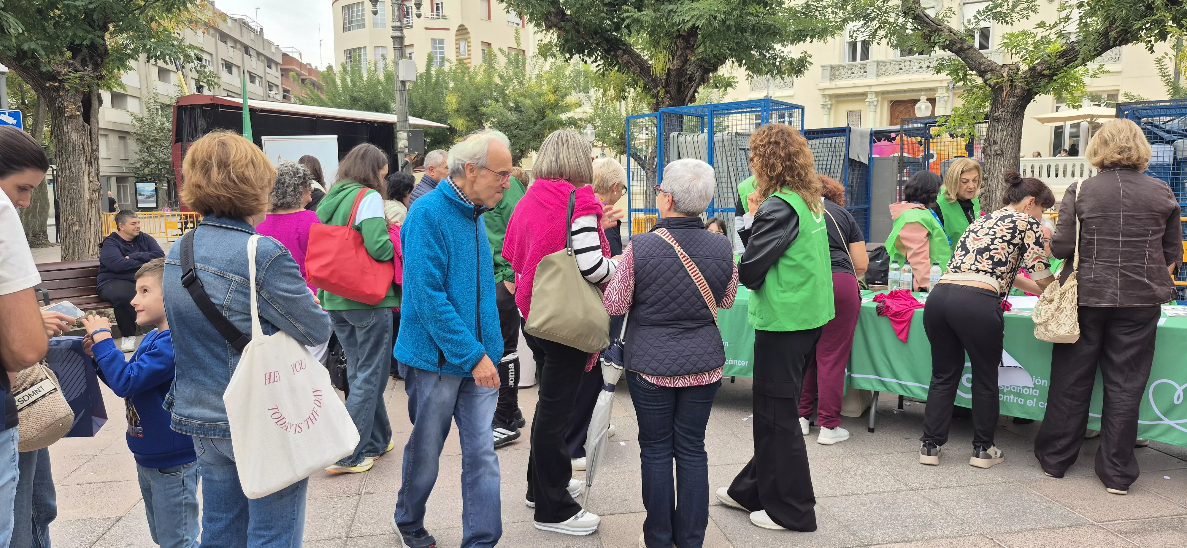 Retirada de camisetas para la carrera Huesca contra el cáncer 2026. Foto Myriam Martínez