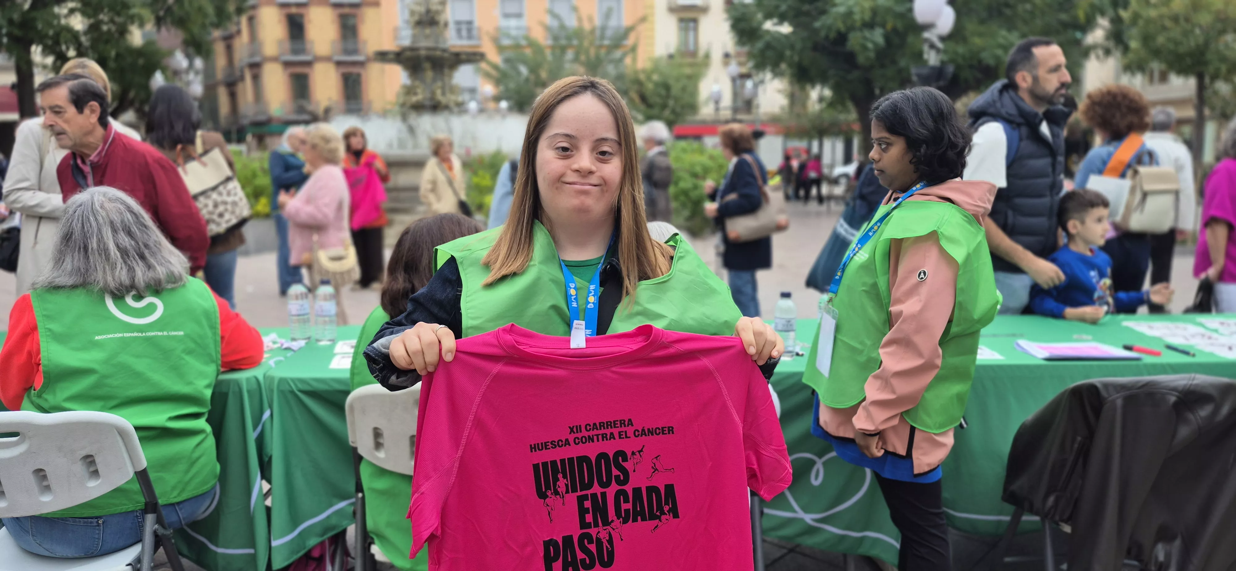 Retirada de camisetas para la carrera Huesca contra el cáncer 2026. Foto Myriam Martínez