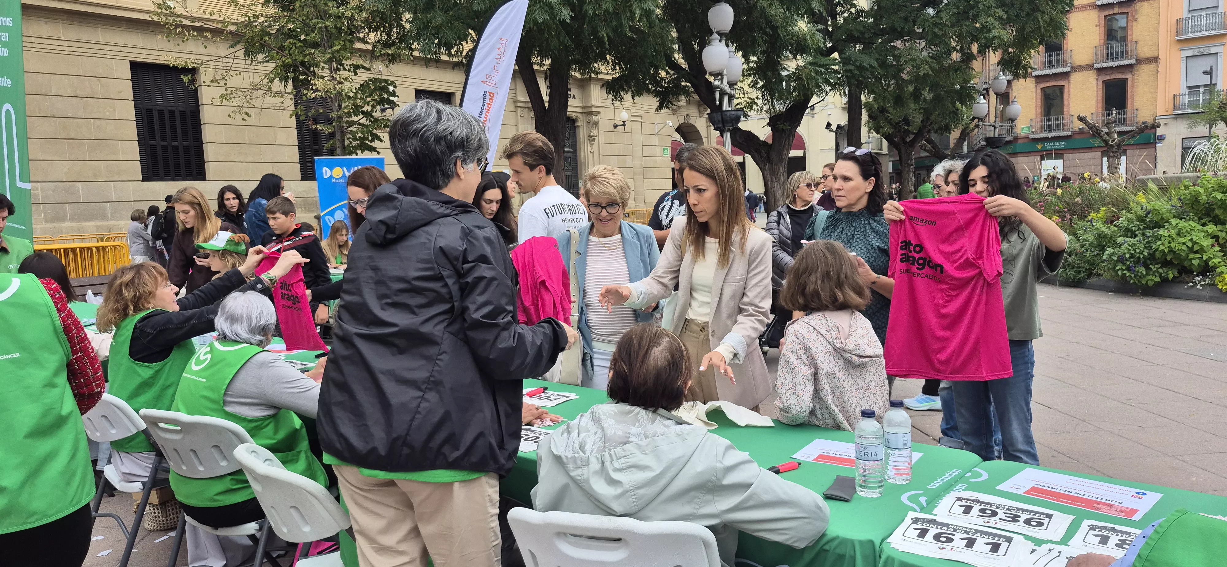 Retirada de camisetas para la carrera Huesca contra el cáncer 2026. Foto Myriam Martínez