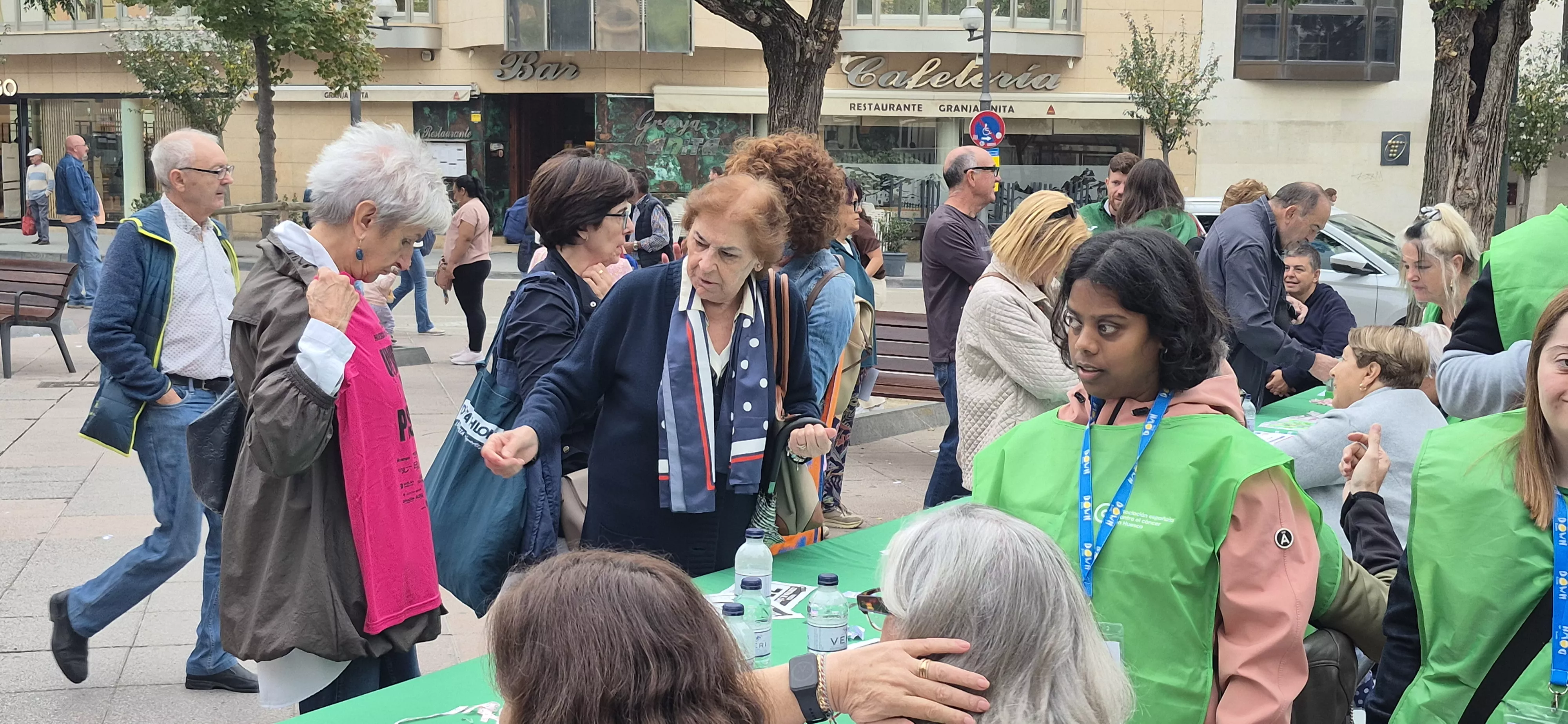 Retirada de camisetas para la carrera Huesca contra el cáncer 2026. Foto Myriam Martínez