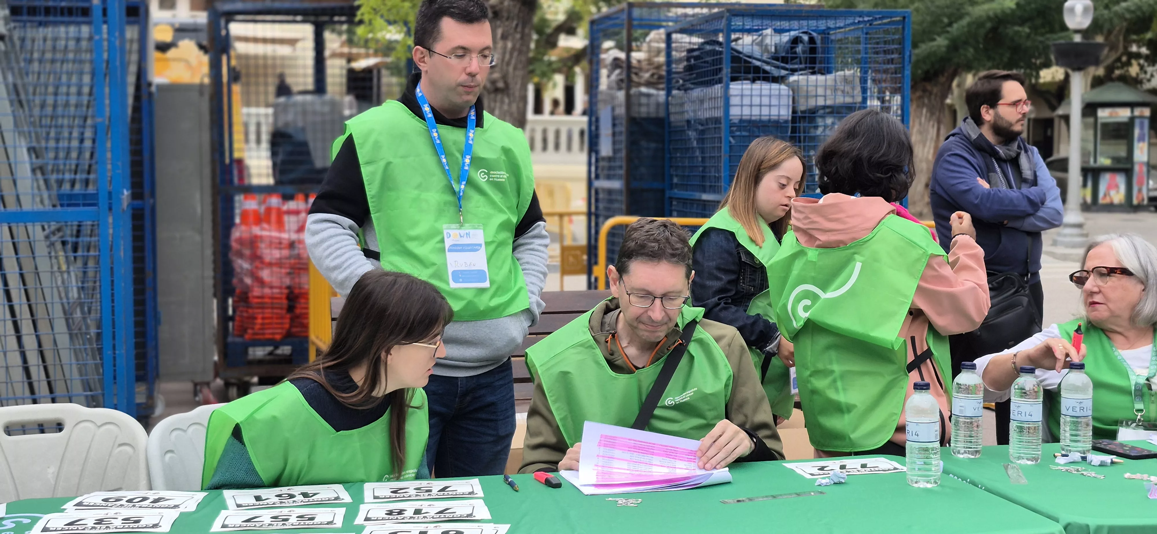 Retirada de camisetas para la carrera Huesca contra el cáncer 2026. Foto Myriam Martínez