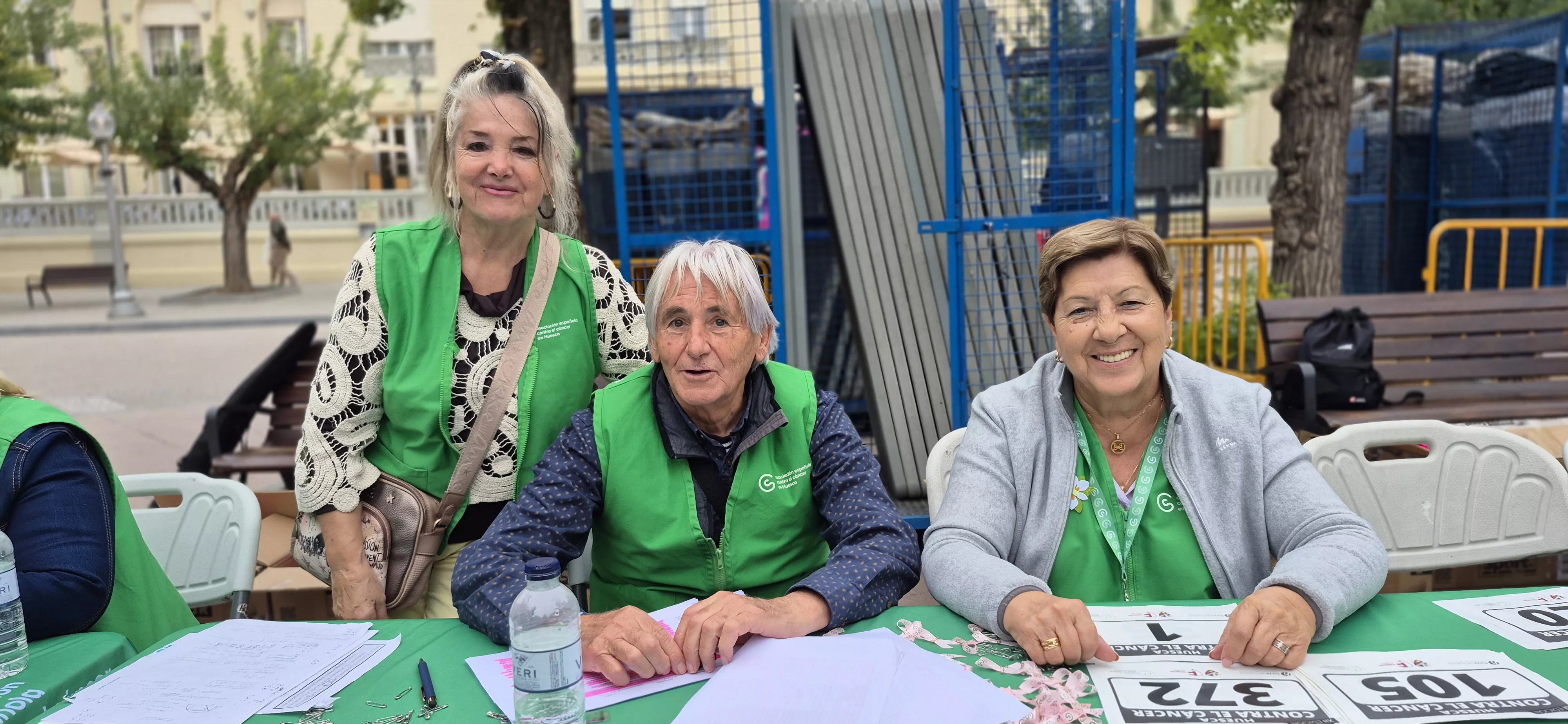 Retirada de camisetas para la carrera Huesca contra el cáncer 2026. Foto Myriam Martínez