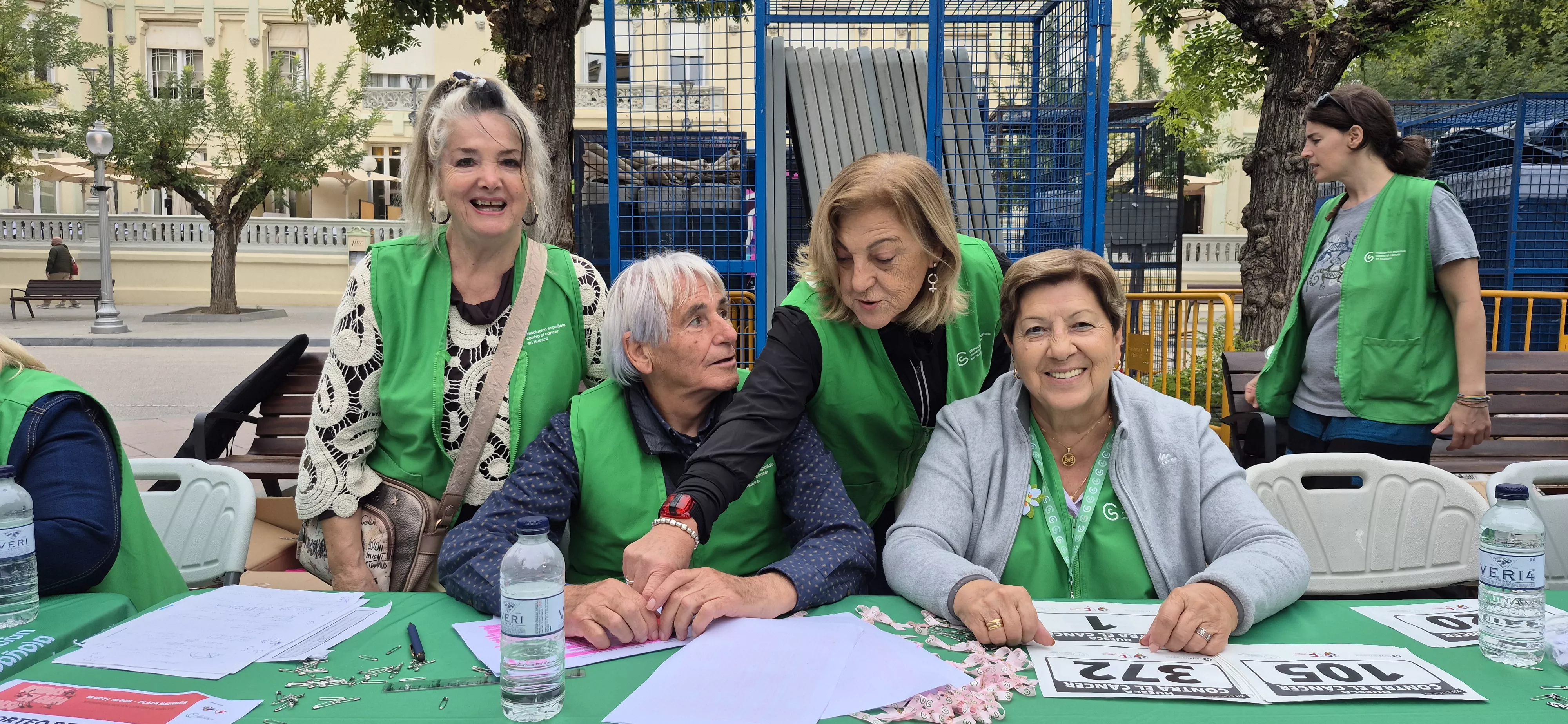 Retirada de camisetas para la carrera Huesca contra el cáncer 2026. Foto Myriam Martínez
