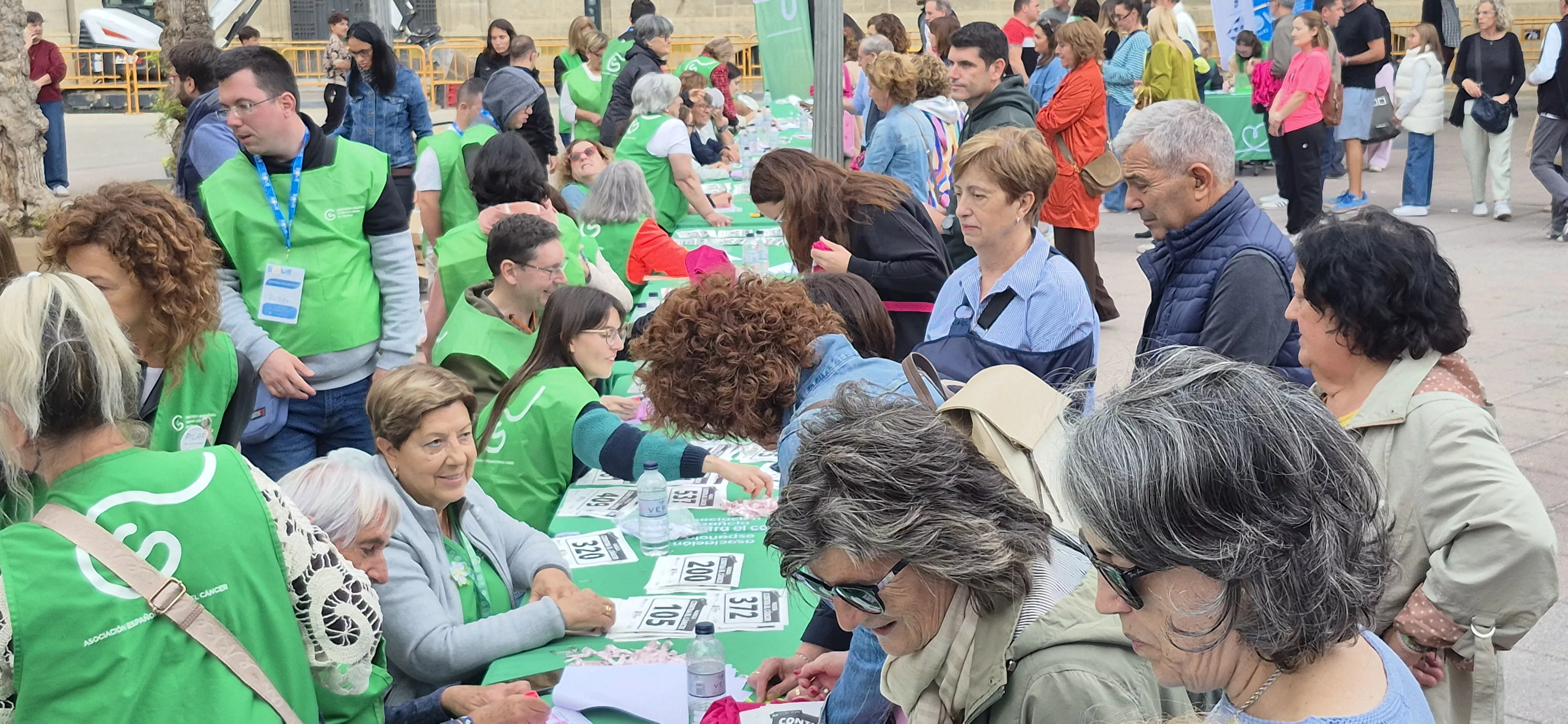 Retirada de camisetas para la carrera Huesca contra el cáncer 2026. Foto Myriam Martínez