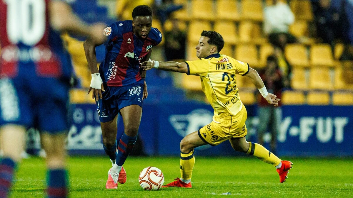 Kembo, en un lance del partido en Alcorcón. Foto SD Huesca.