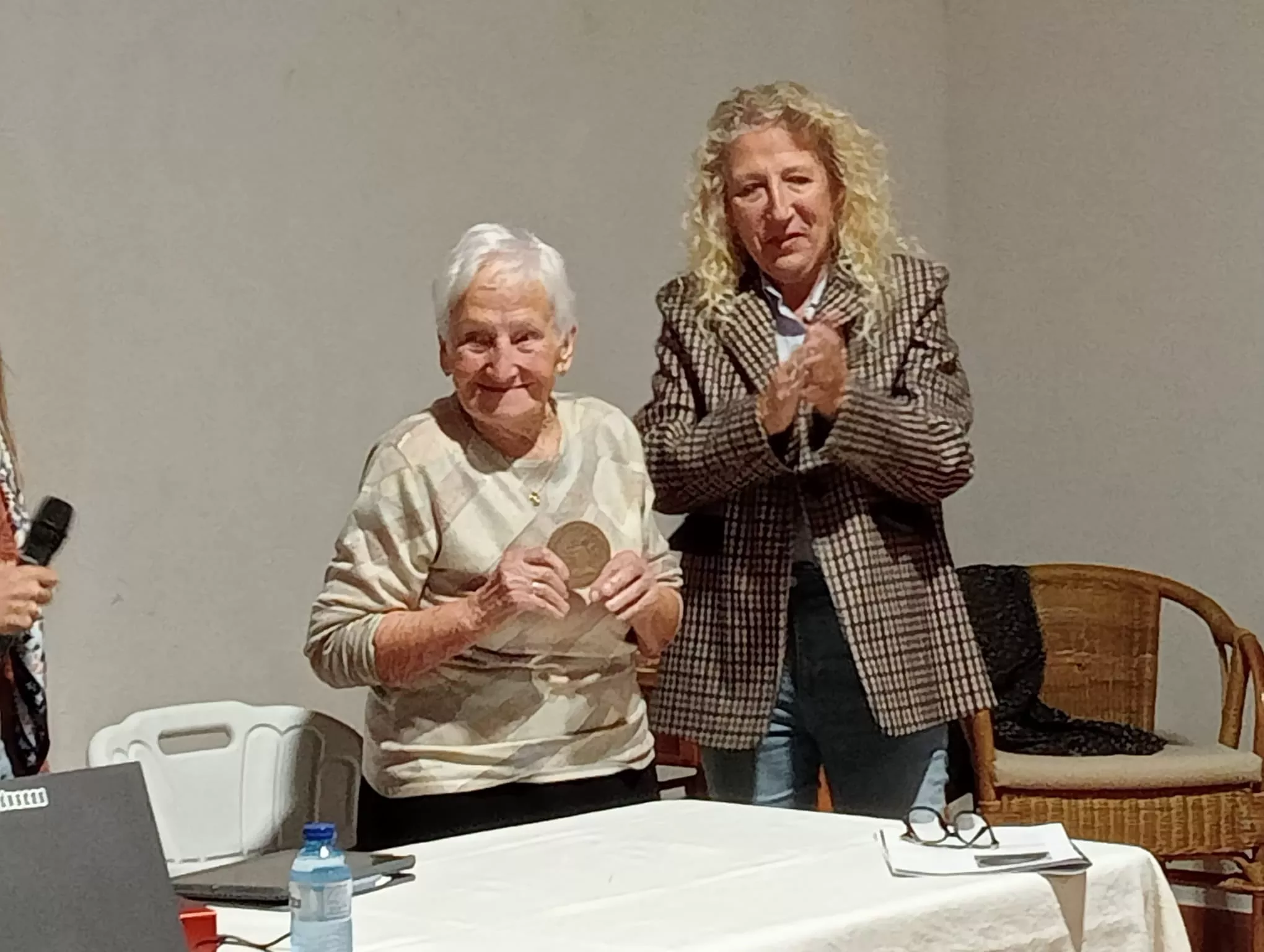Vicenta Carruesco, que ha recibido un homenaje de Cuarte, y Susana Oliván.