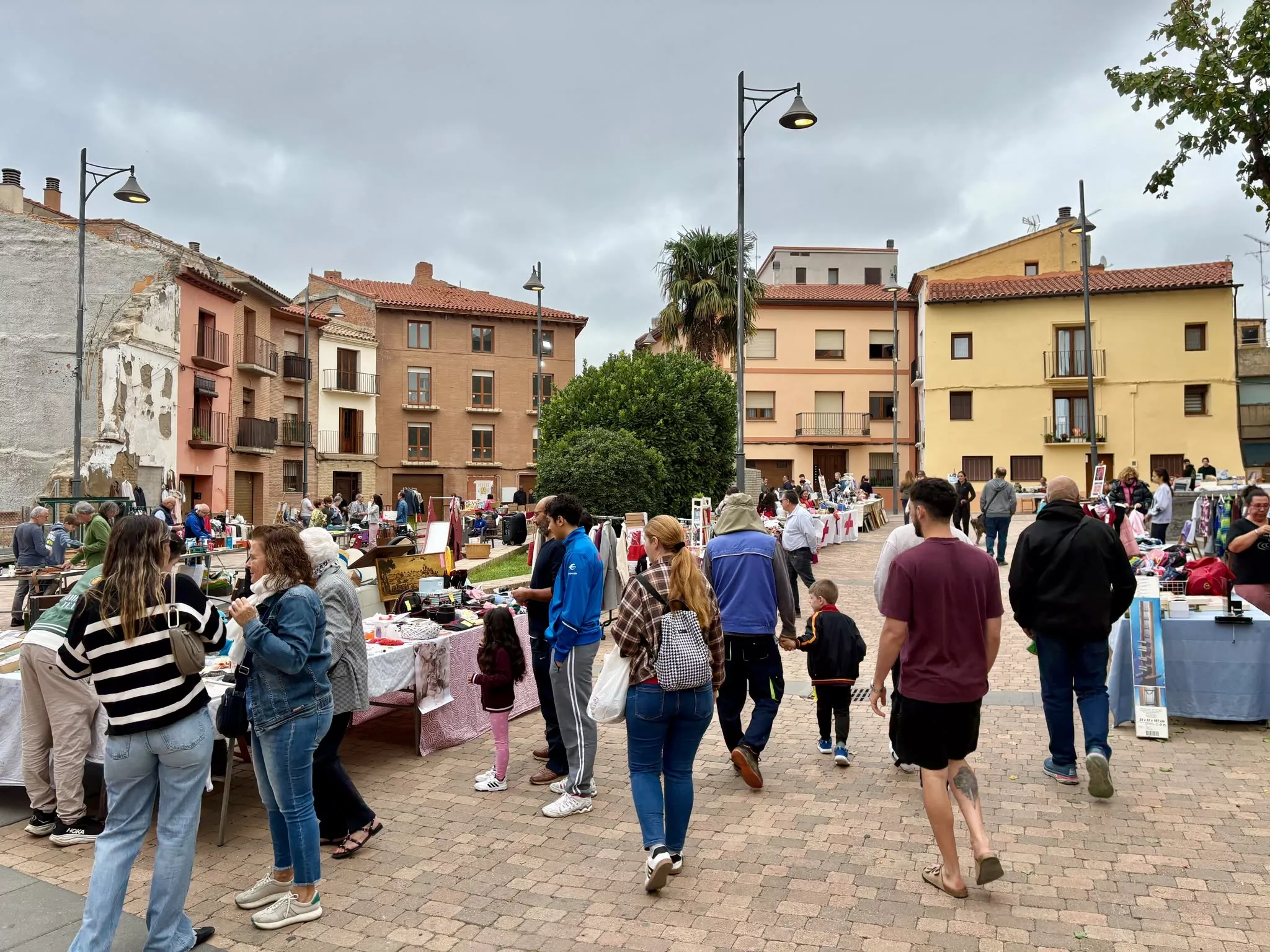 Chamarilandia bate su récord de participación con más de treinta puestos de segunda mano en Binéfar.