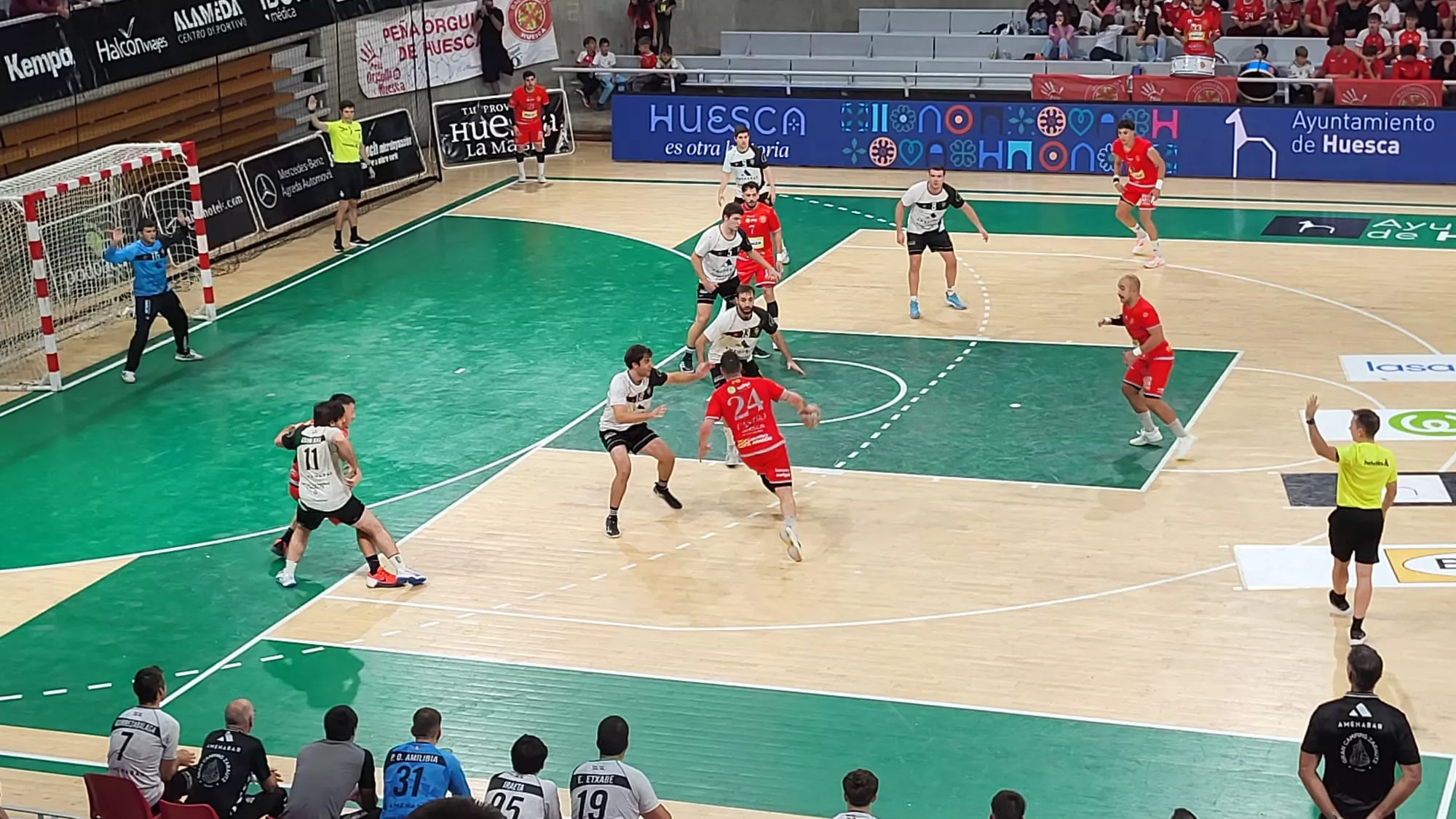 Castro conduce el balón en ataque en el Bada-Zarautz