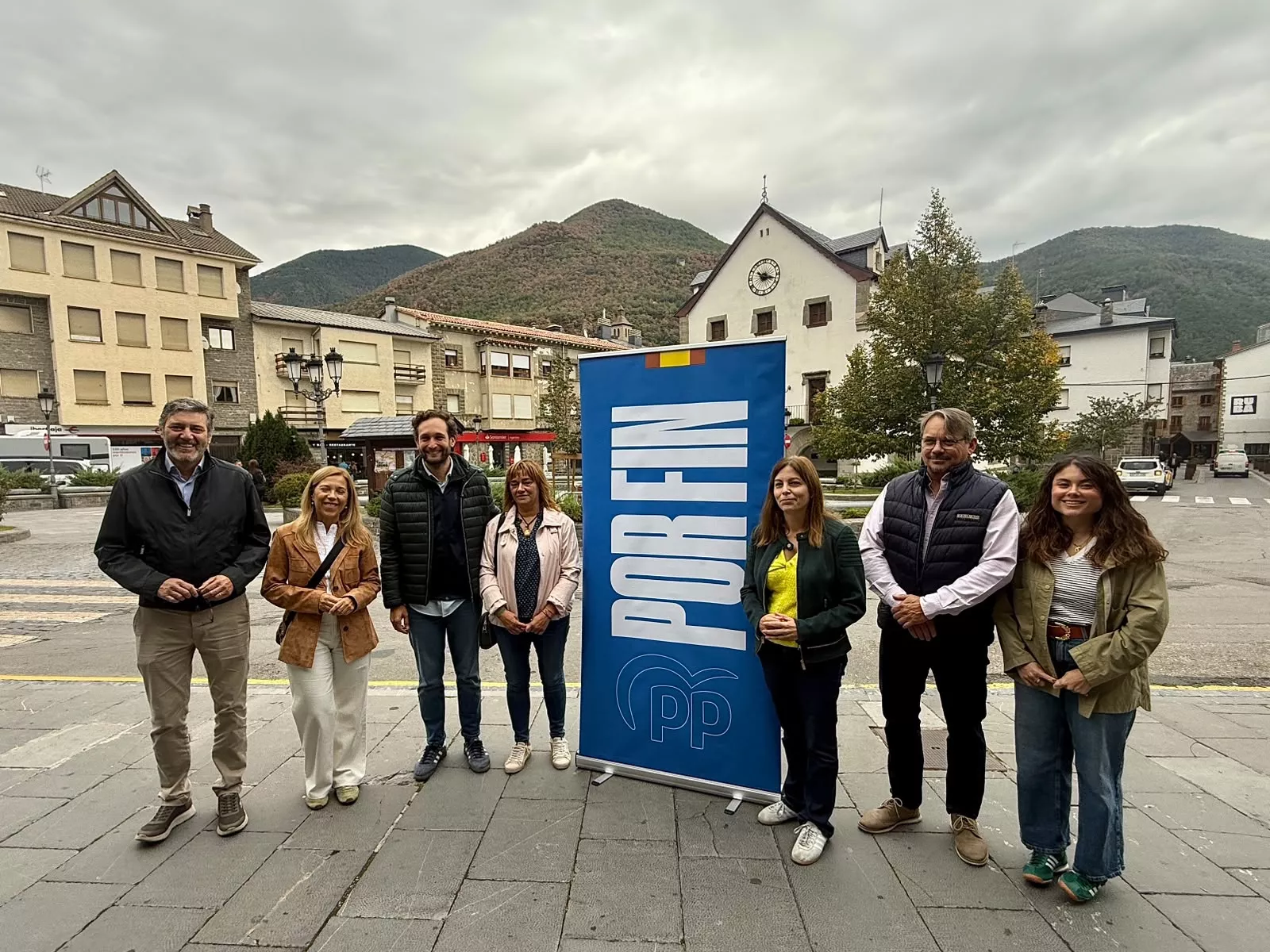 Claver en Biescas con la futura alcaldable, Nuria Pargada, y otros dirigentes del PP