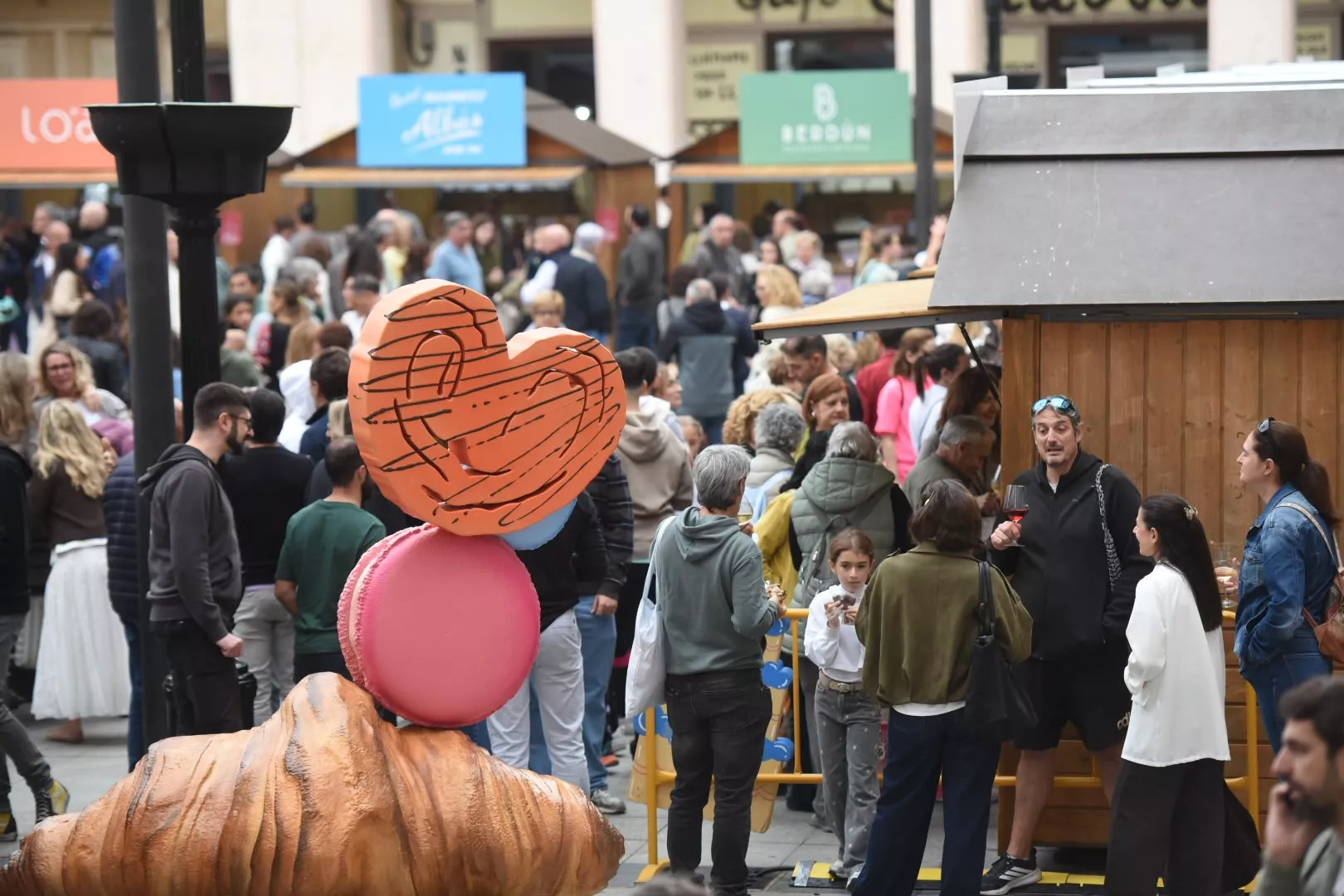 La Plaza López Allué ha lucido espectacular todo el sábado con la Feria Huesca es Dulce