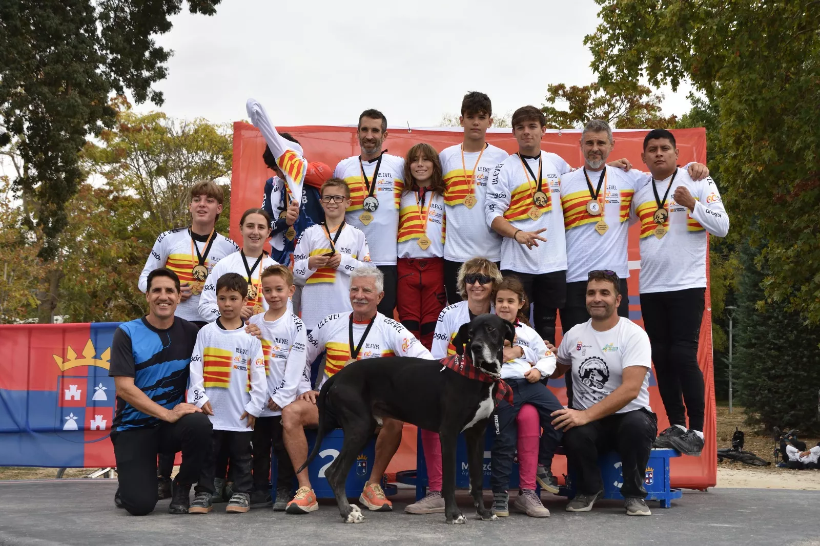 Podio con todos los campeones de Aragón.