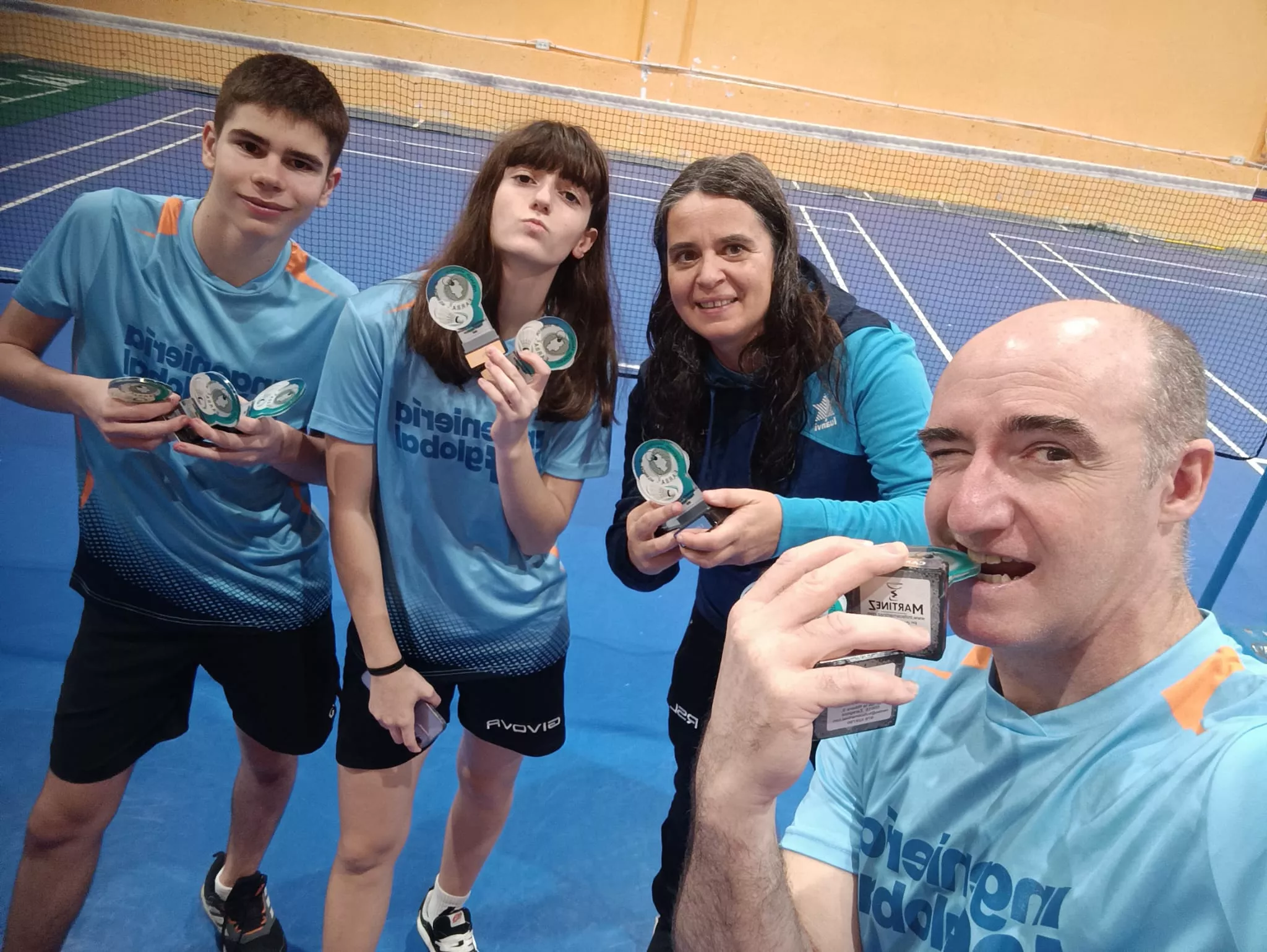 Jugadores del CB Binéfar con sus medallas.