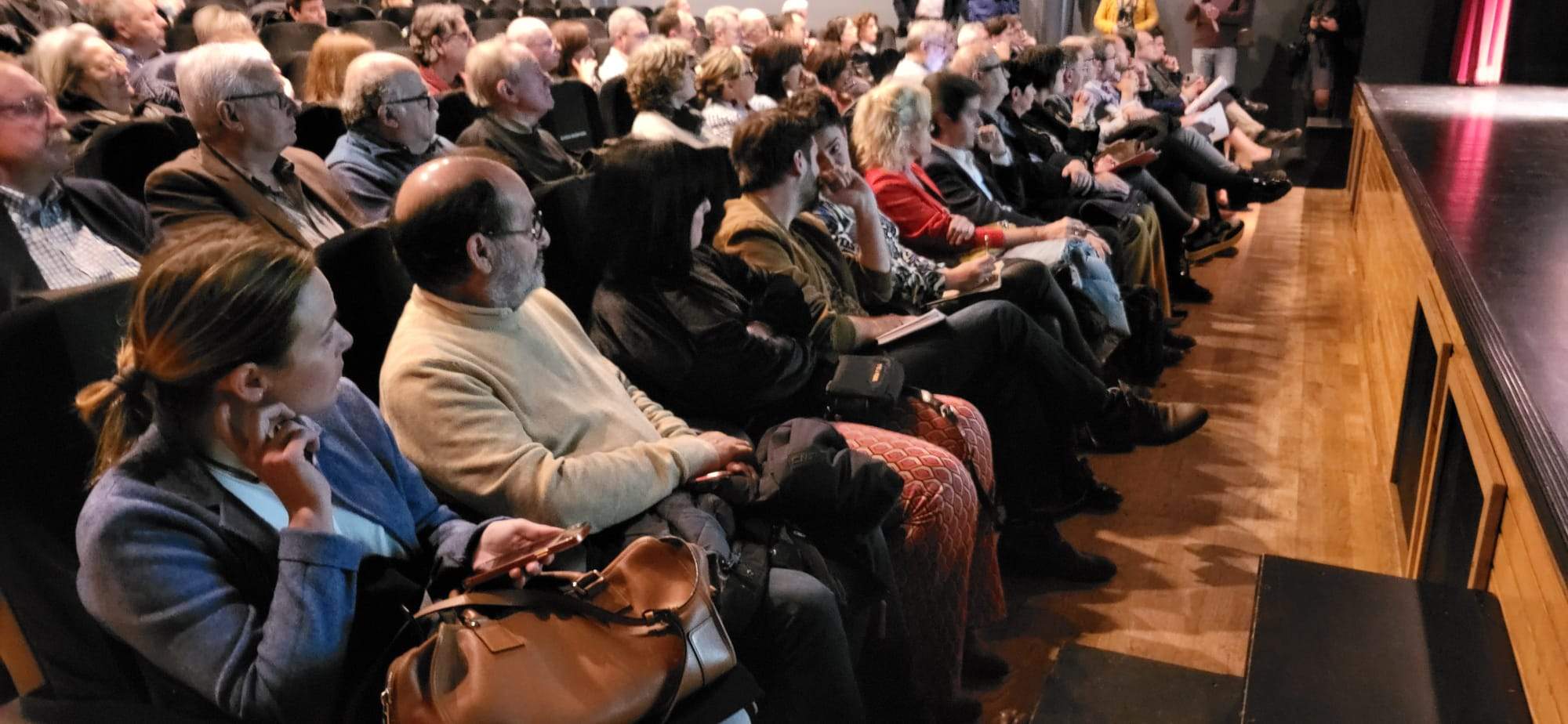 Público que ha acudido al debate entre alcaldables