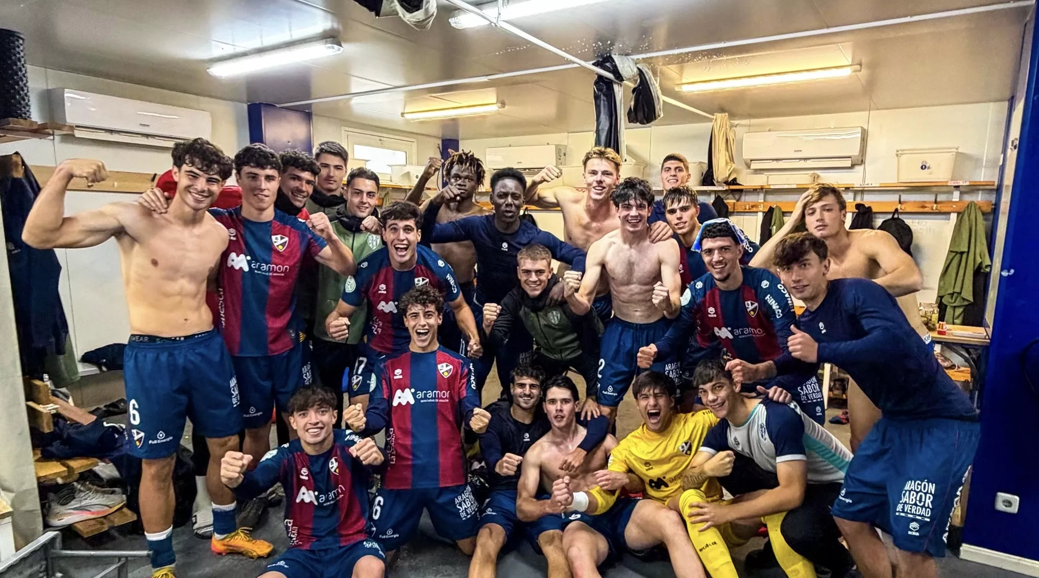 Alegría en los oscenses tras llevarse el mini derbi contra el Deportivo Aragón. 