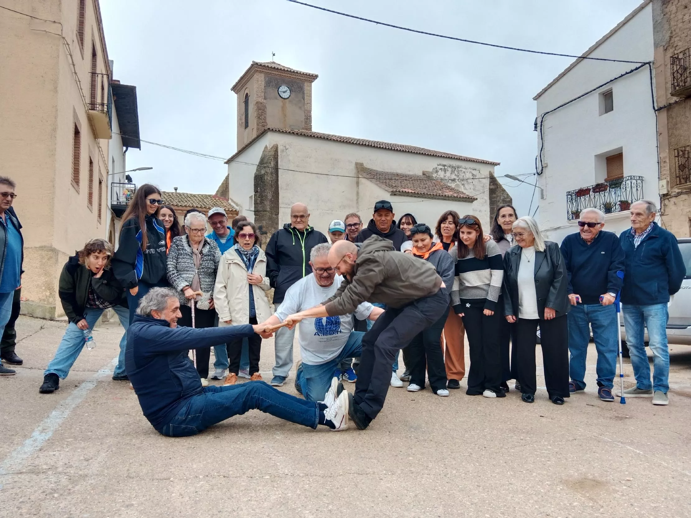 Juegos tradicionales en Pueyo de Fañanas, tiro al palo