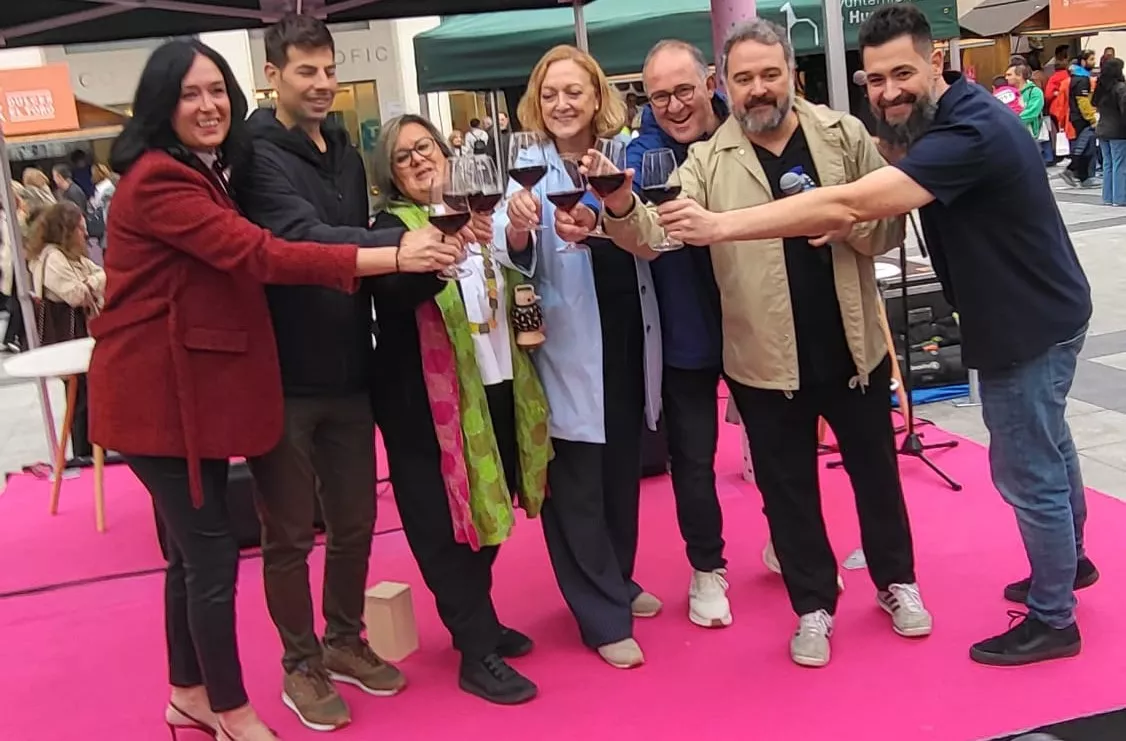 Raúl Bernal, a la derecha, hacedor de la Feria Huesca es Dulce