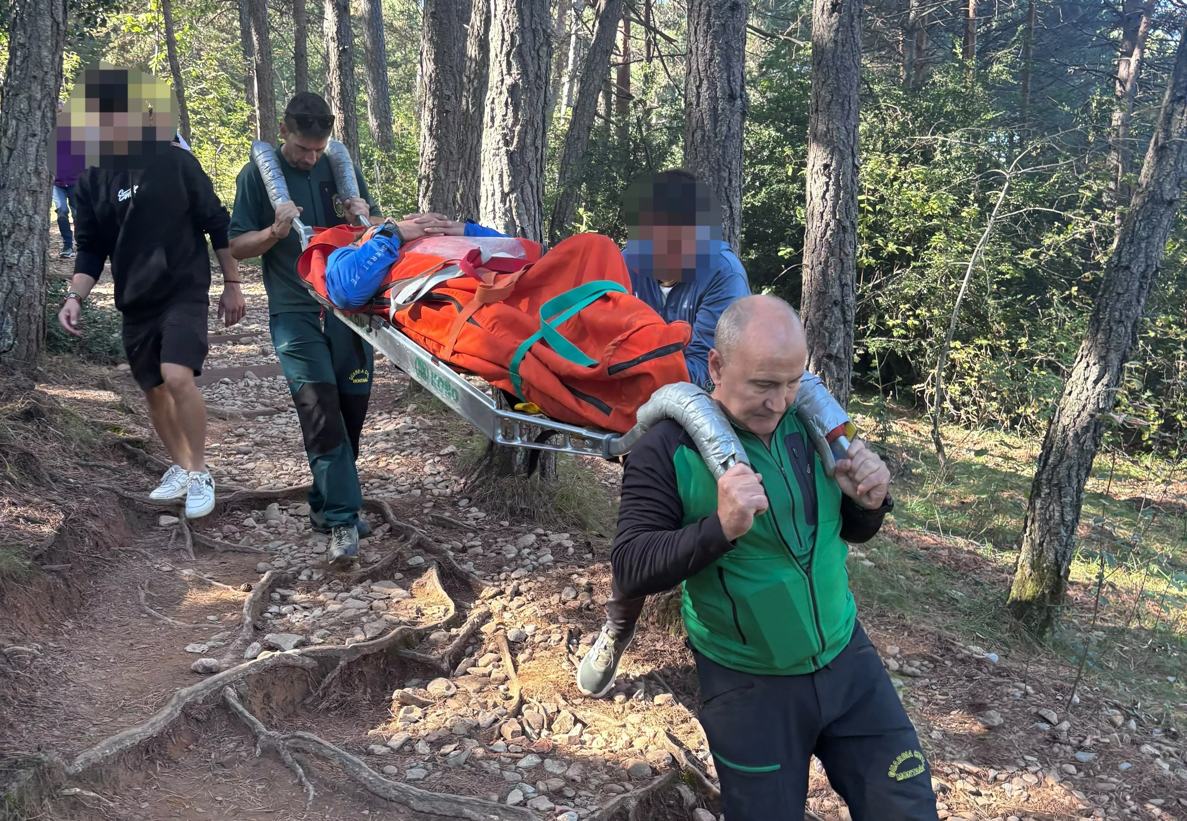 Rescate en camilla de un corredor de montaña en la Peña Oroel.