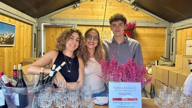 Patricia Lanao, Eli Río y Hugo Dorta en la Feria Huesca es Dulce con los vinos del Somontano Patricia Lanao, Eli Río y Hugo Dorta en la Feria Huesca es Dulce con los vinos del Somontano