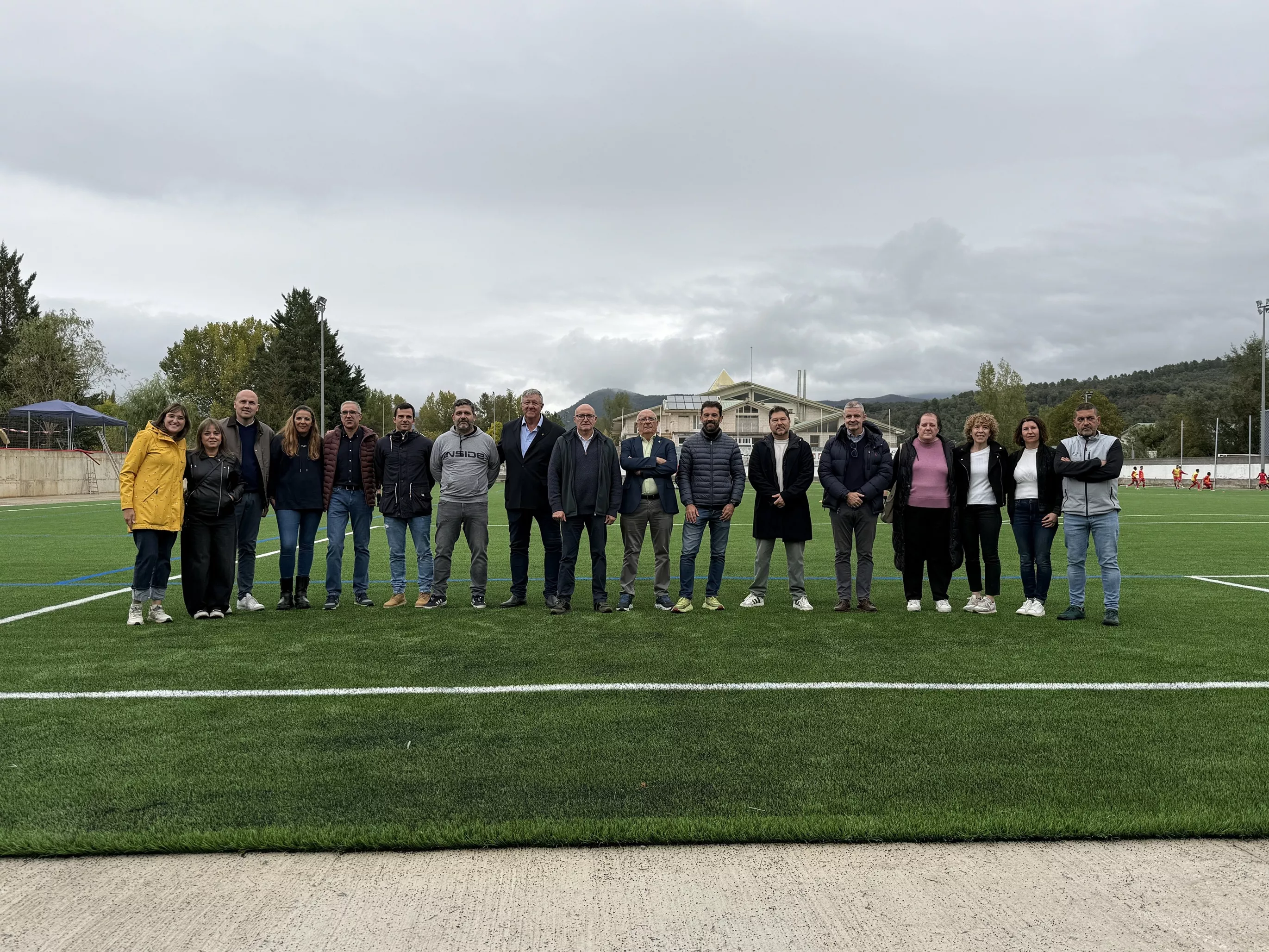 Alcaldes, concejales, miembros del club Deportivo Sobrarbe, directivos de la federación y constructores en la foto de familia inaugural