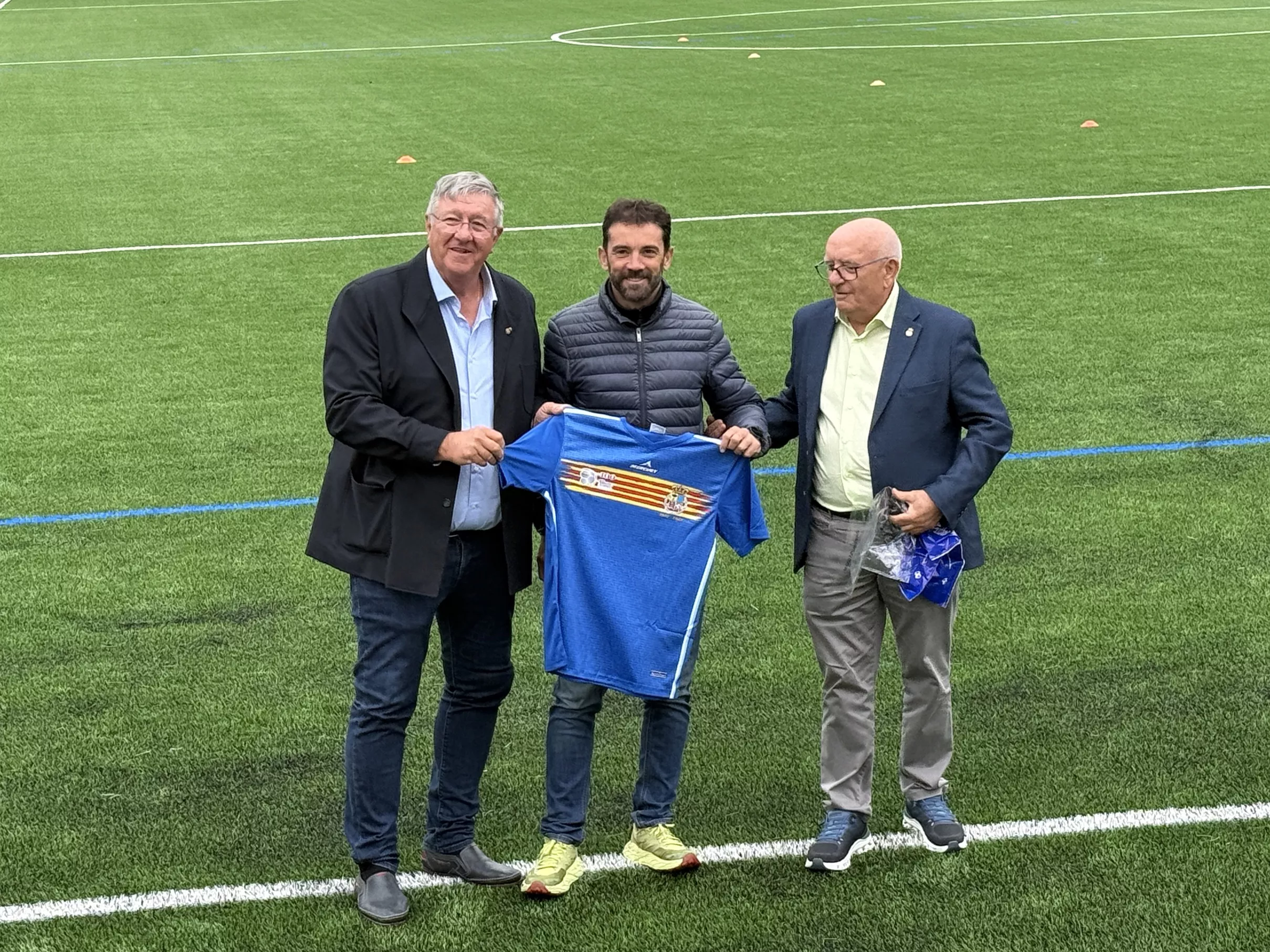 Directivos de la Federación le entregan al alcalde una camiseta del centenario como obsequio al ayuntamiento