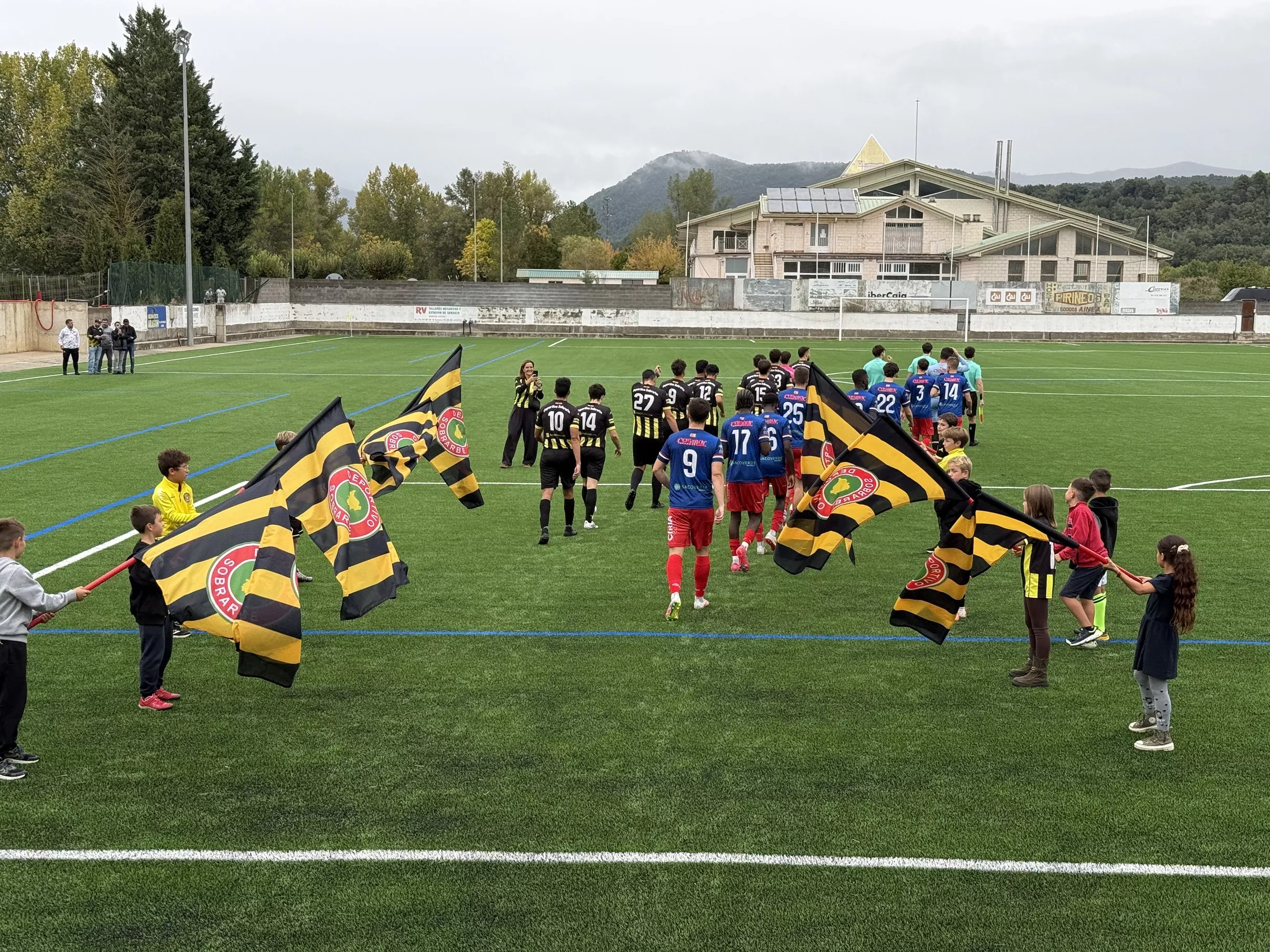 Entrada de los equipos al terreno de juego