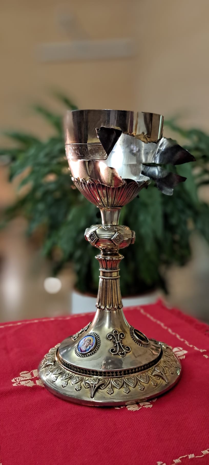 Cáliz profanado en Irak