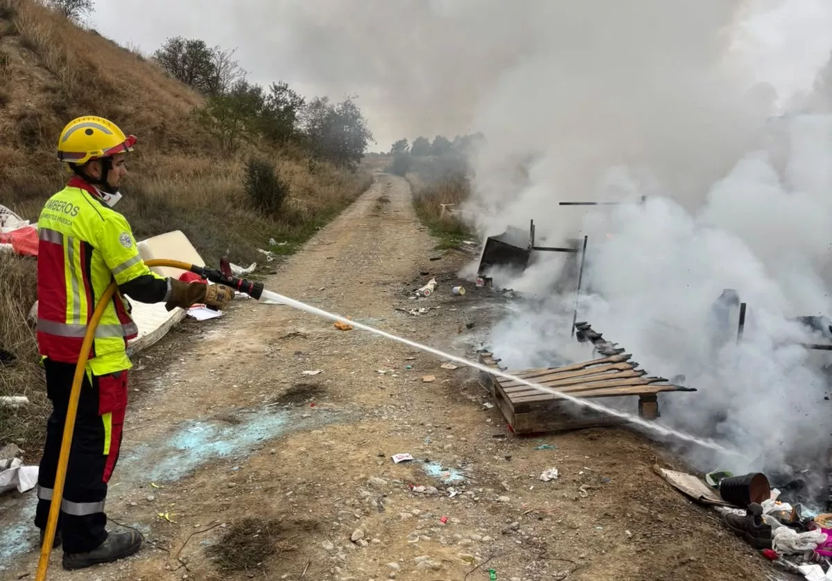 Los bomberos sofocan un incendio de vertidos en el camino de Jara de Huesca.