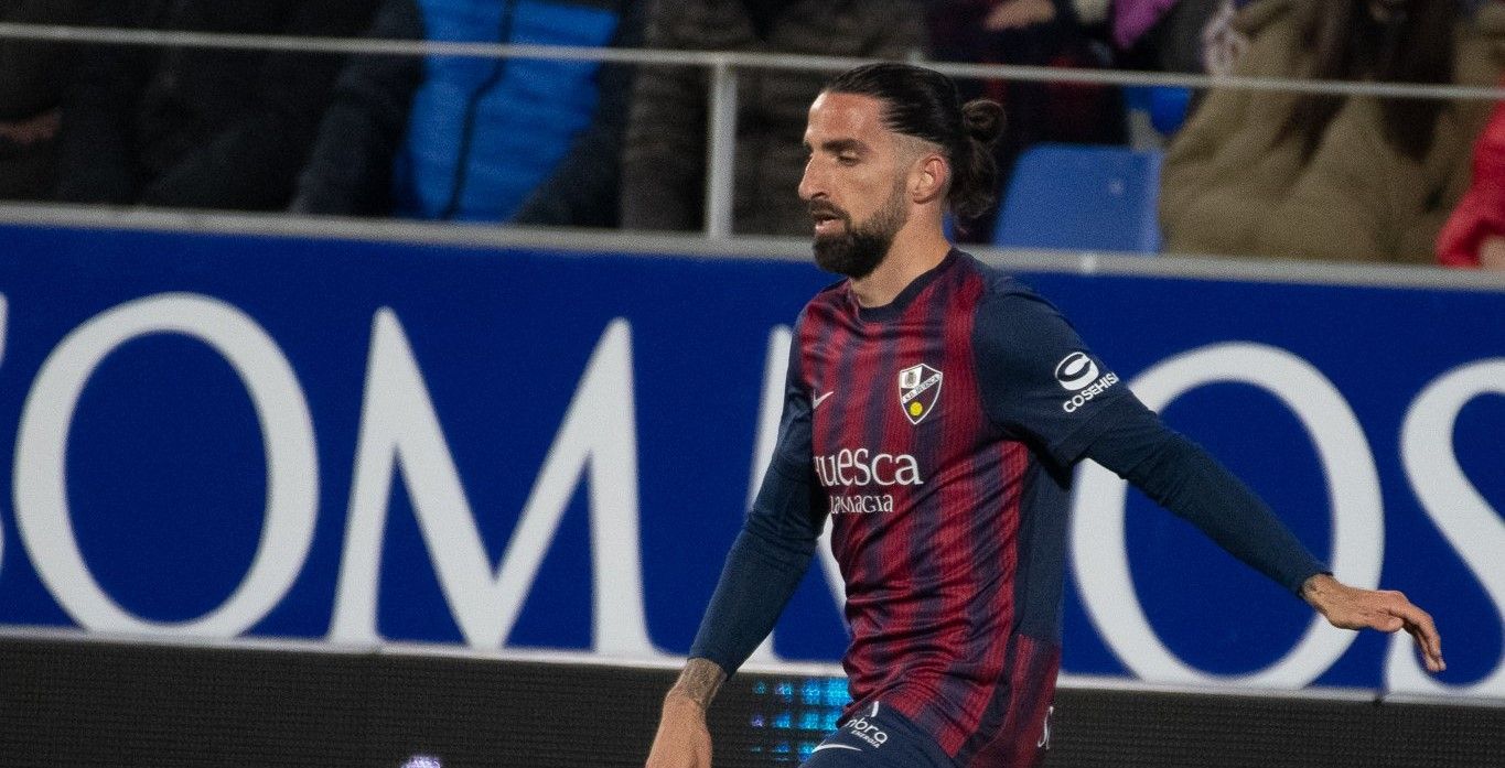 Marc Mateu controla un balón en la victoria ante el Levante. Foto: SD Huesca