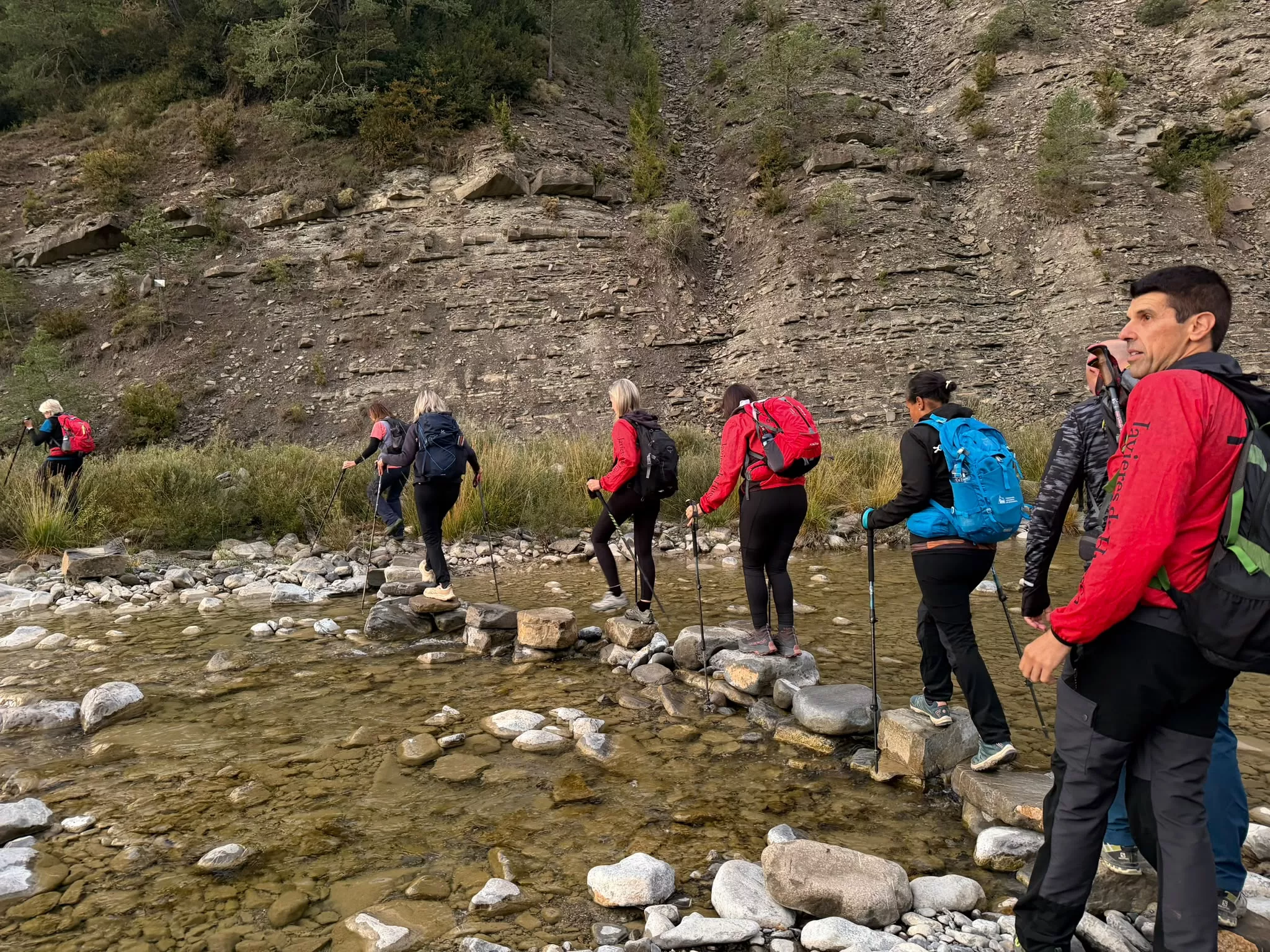 Etapa Acumuer-Castiello de Jaca del GR-15 por los Javieres. Fotos Juanlu Herrero y Nico Alonso