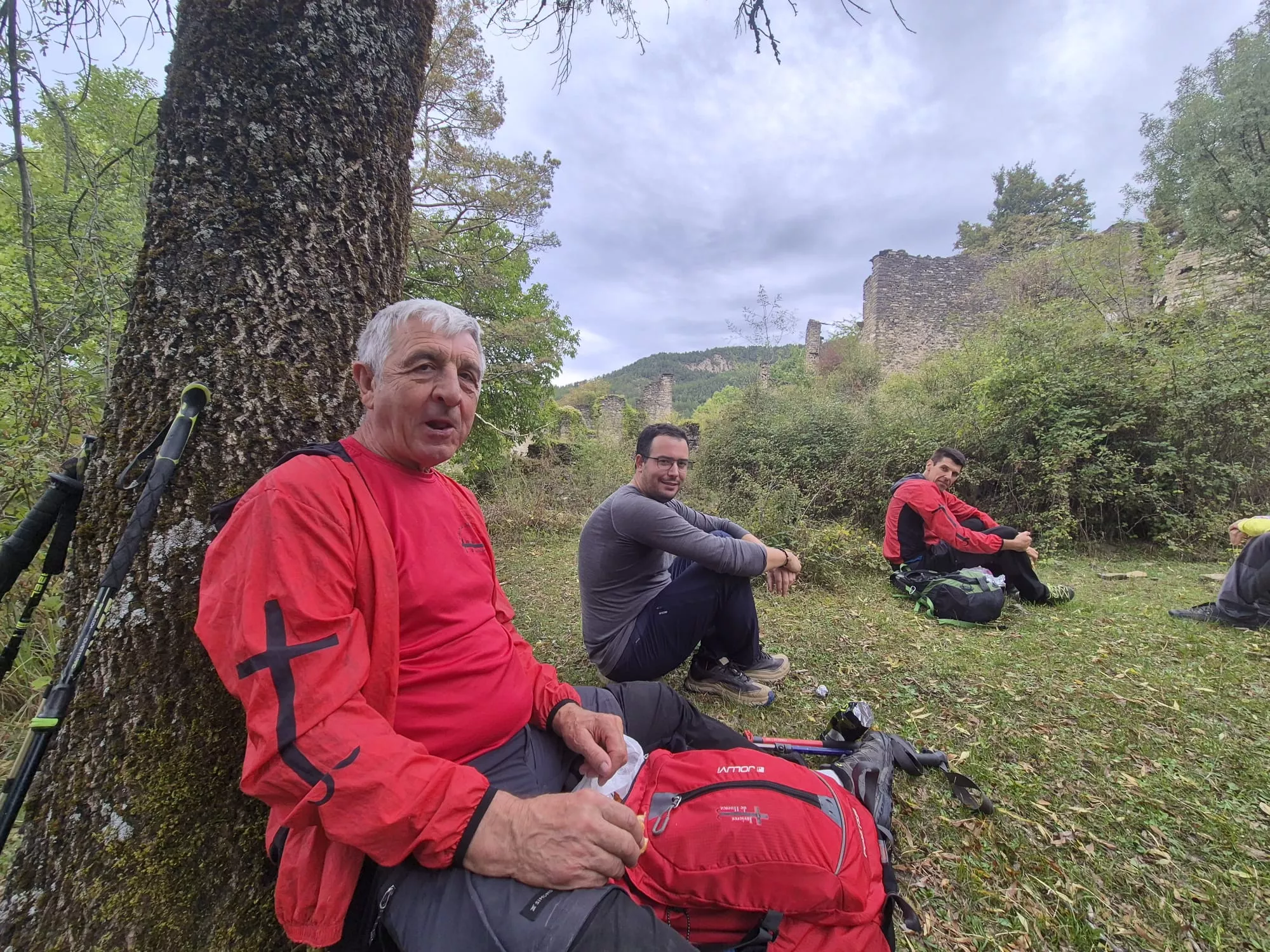 Etapa Acumuer-Castiello de Jaca del GR-15 por los Javieres. Fotos Juanlu Herrero y Nico Alonso