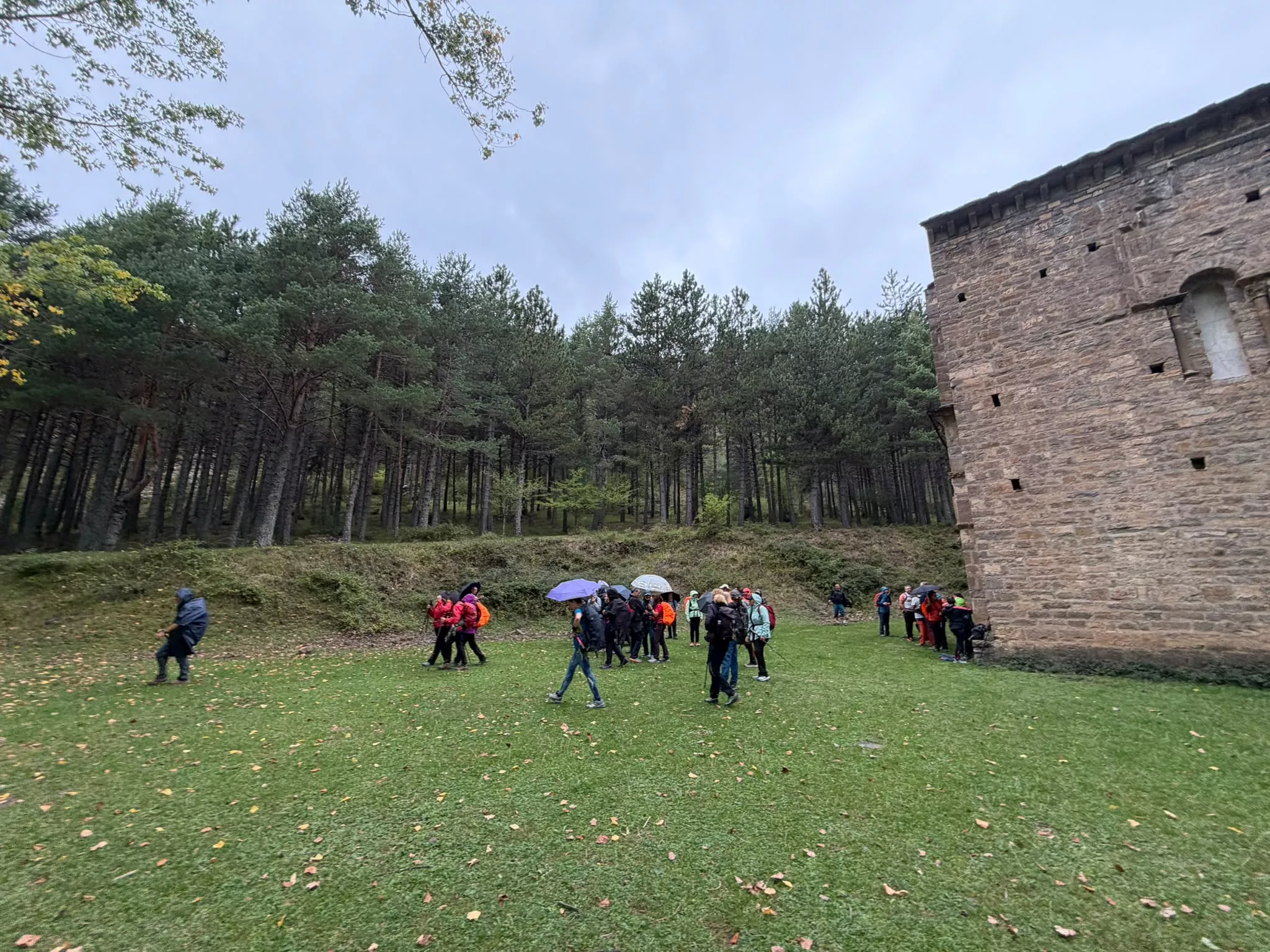 Etapa Acumuer-Castiello de Jaca del GR-15 por los Javieres. Fotos Juanlu Herrero y Nico Alonso