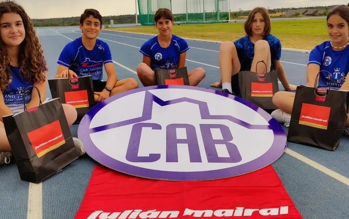 Atletas del Club Atletismo Barbastro posan con el patrocinio de Julián Mairal.
