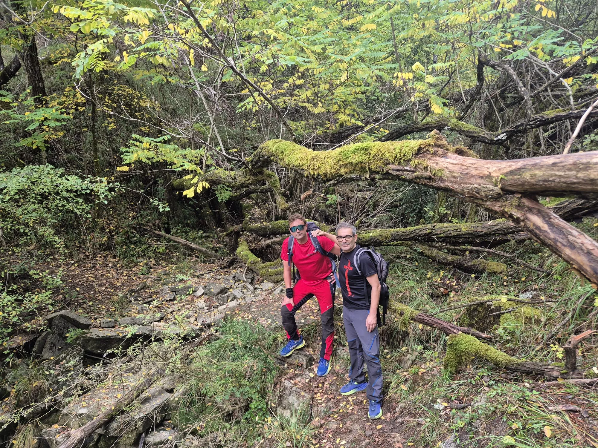 Etapa Acumuer-Castiello de Jaca del GR-15 por los Javieres. Fotos Juanlu Herrero y Nico Alonso