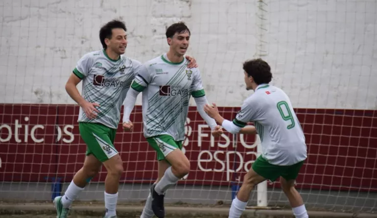 Jugadores del Peñas celebran un gol ante el Lanaja. Regional Preferente: el Sabiñánigo es más líder. Foto: Peñas Oscenses.