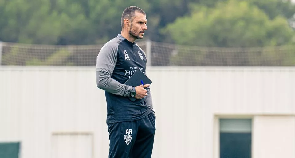 Albert Rudé, atento en el entrenamiento post partido del sábado. Foto: SD Huesca