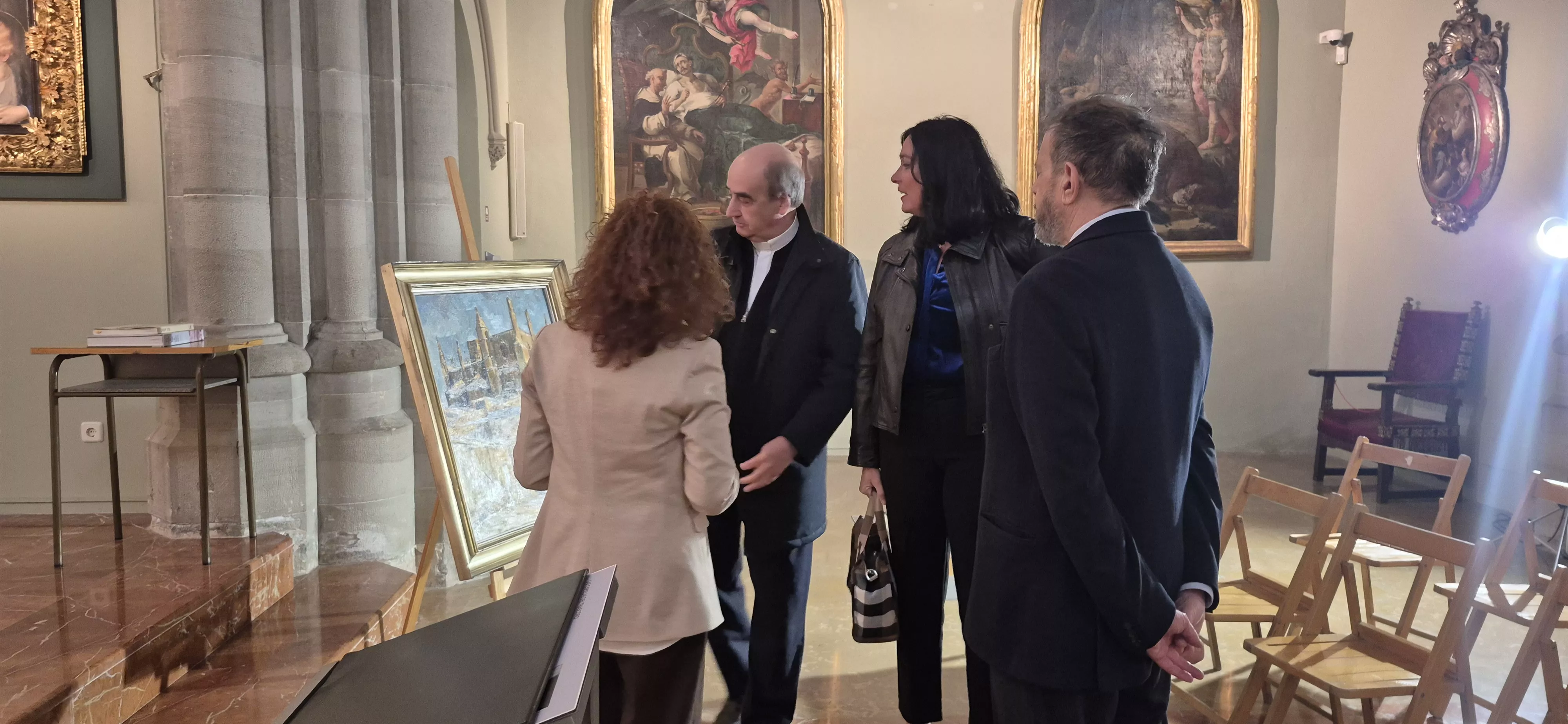 La familia de José María Lanzarote dona un cuadro del artista a la Catedral de Huesca. Foto Myriam Martínez