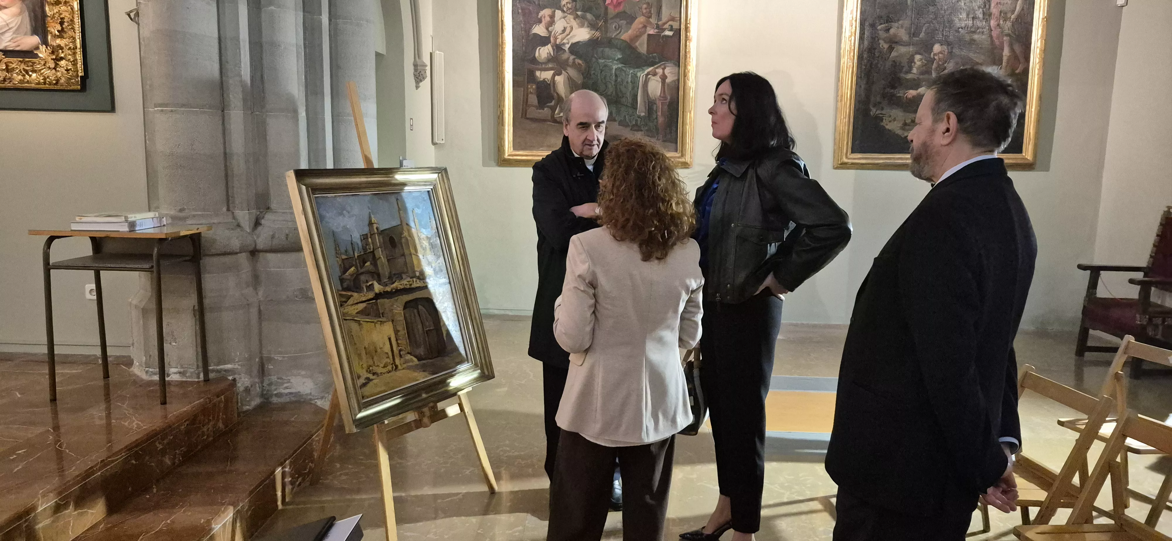 La familia de José María Lanzarote dona un cuadro del artista a la Catedral de Huesca. Foto Myriam Martínez