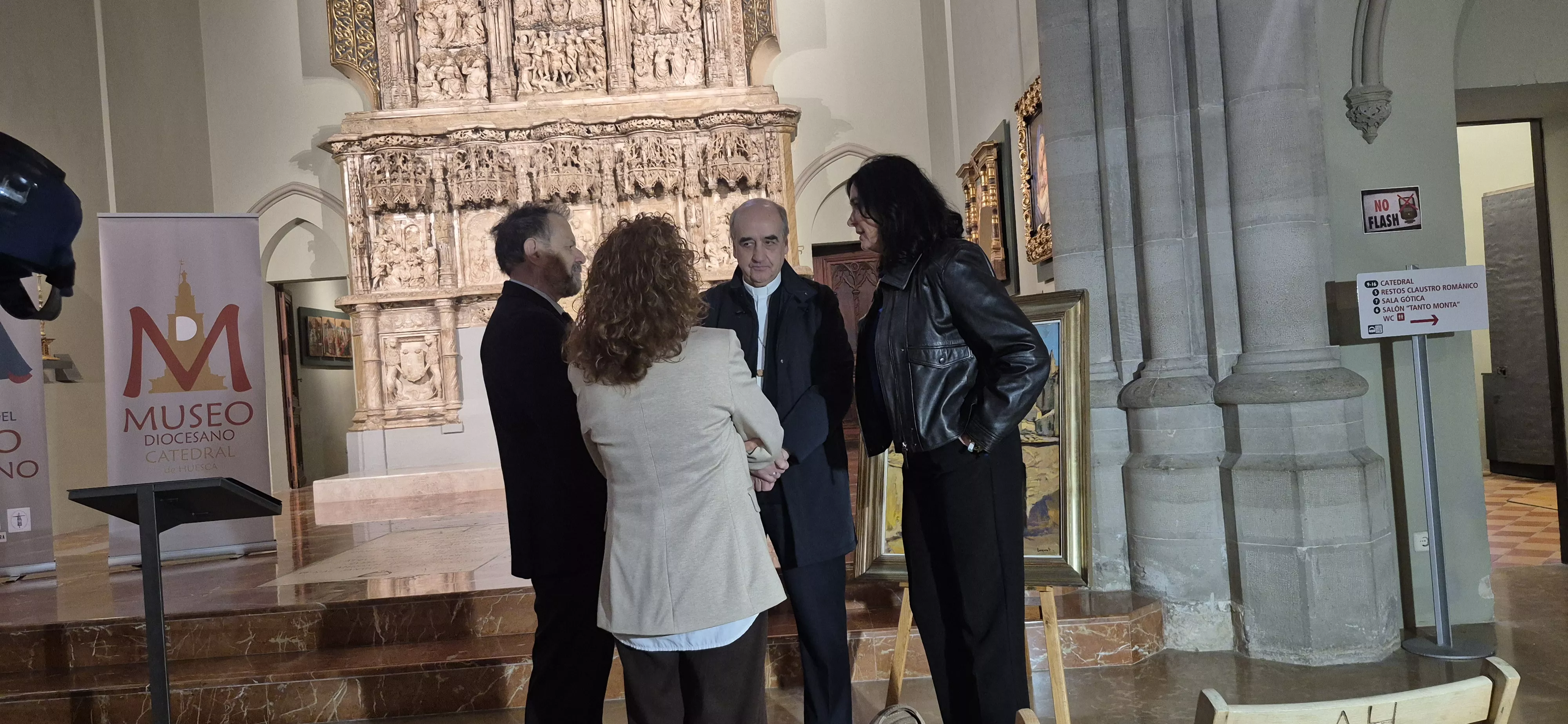 La familia de José María Lanzarote dona un cuadro del artista a la Catedral de Huesca. Foto Myriam Martínez