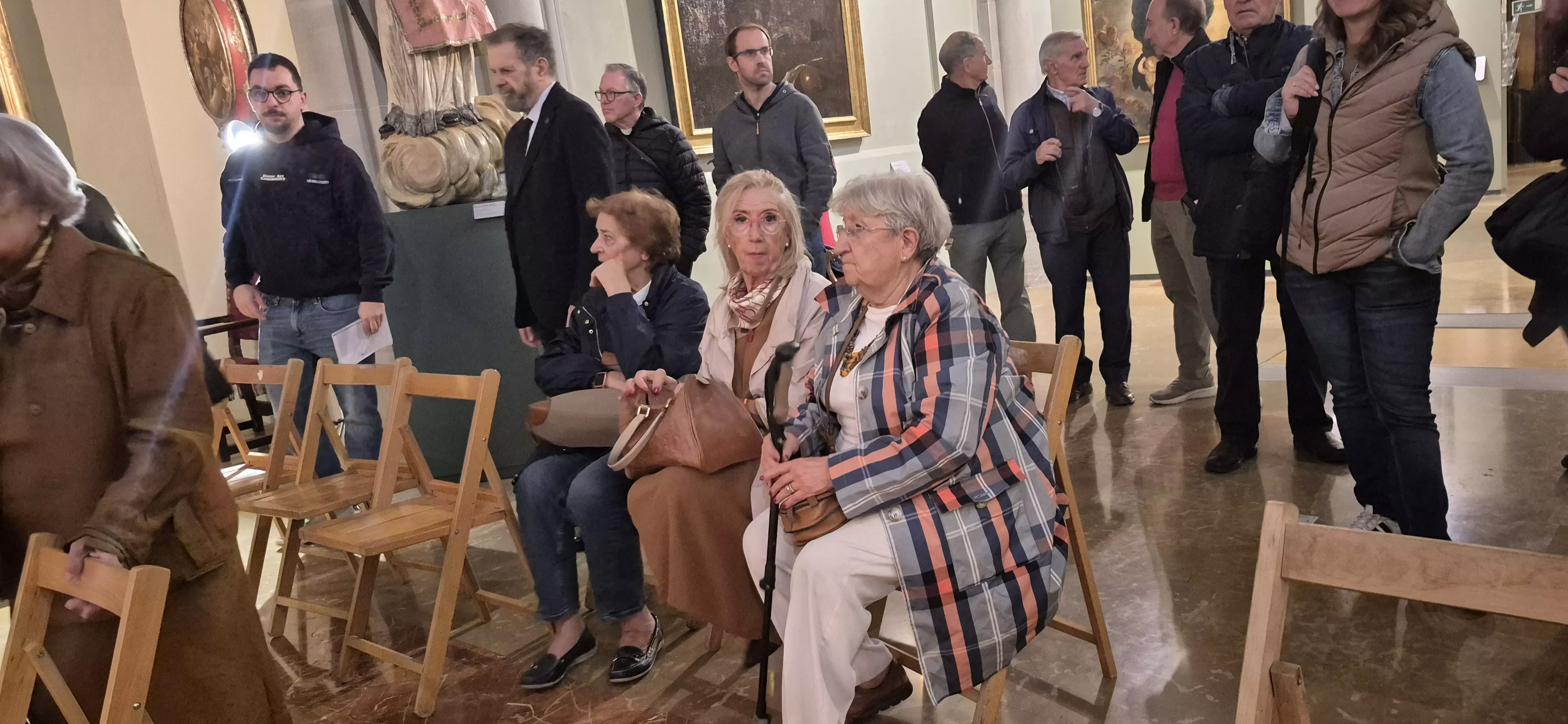 La familia de José María Lanzarote dona un cuadro del artista a la Catedral de Huesca. Foto Myriam Martínez
