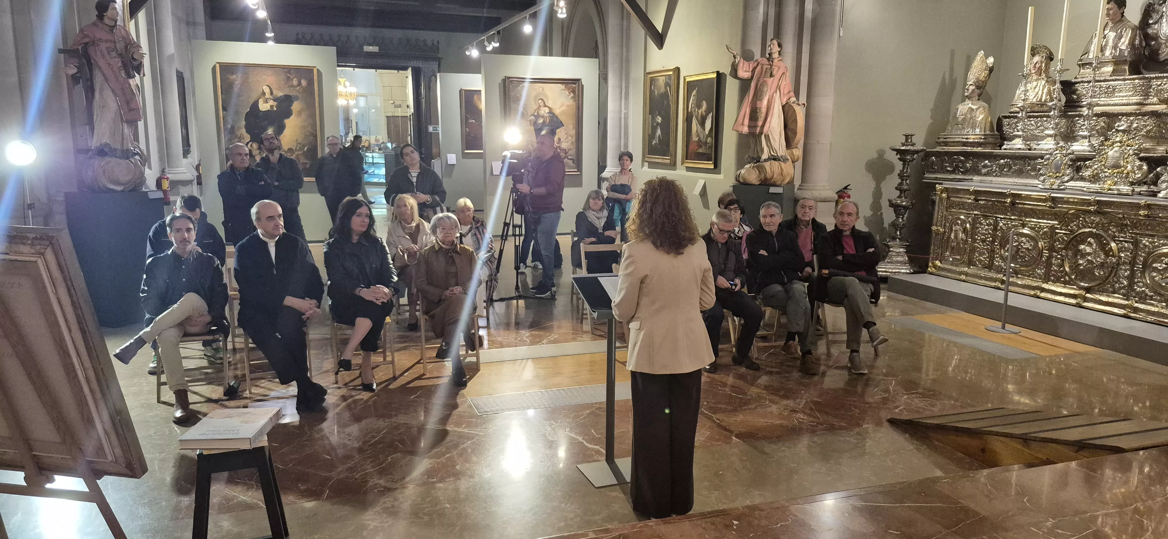 La familia de José María Lanzarote dona un cuadro del artista a la Catedral de Huesca. Foto Myriam Martínez