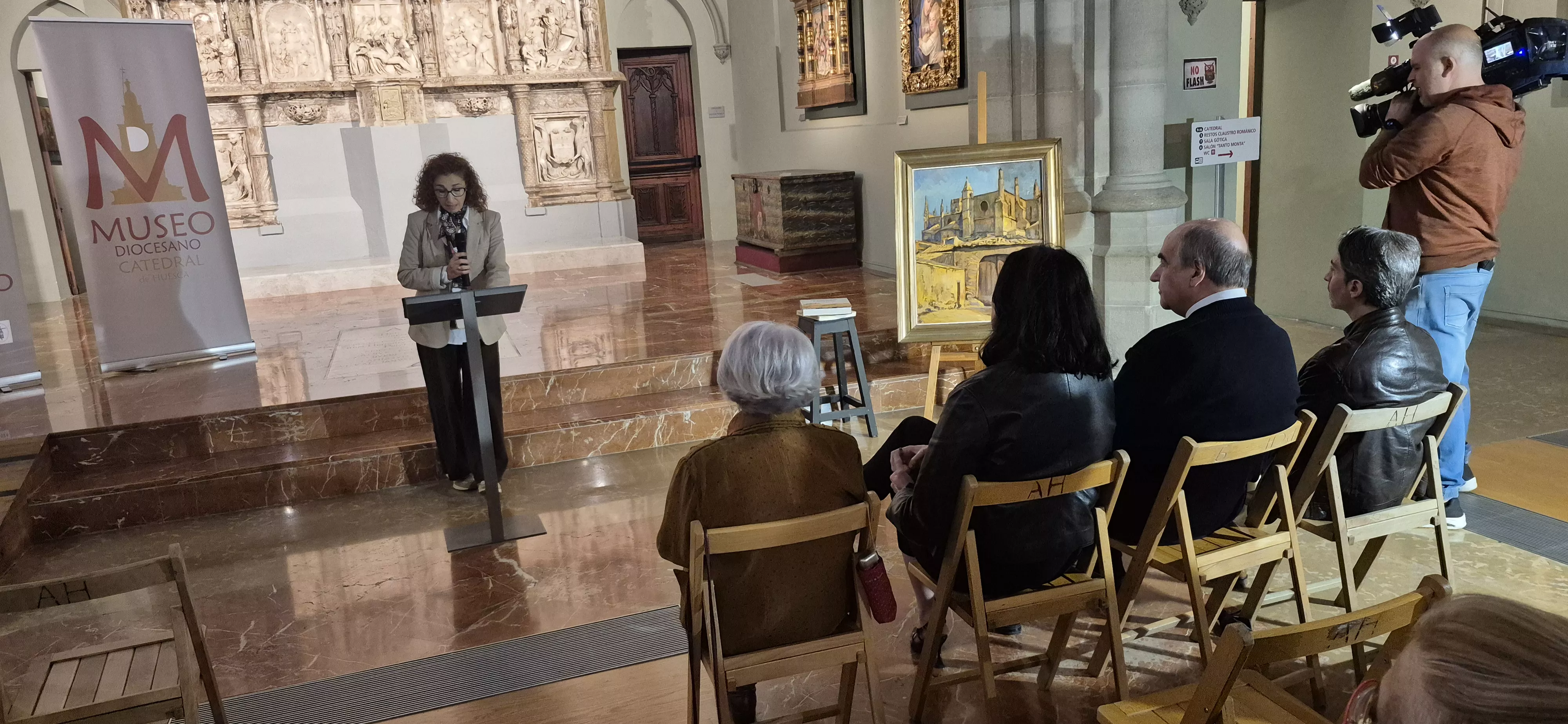La familia de José María Lanzarote dona un cuadro del artista a la Catedral de Huesca. Foto Myriam Martínez